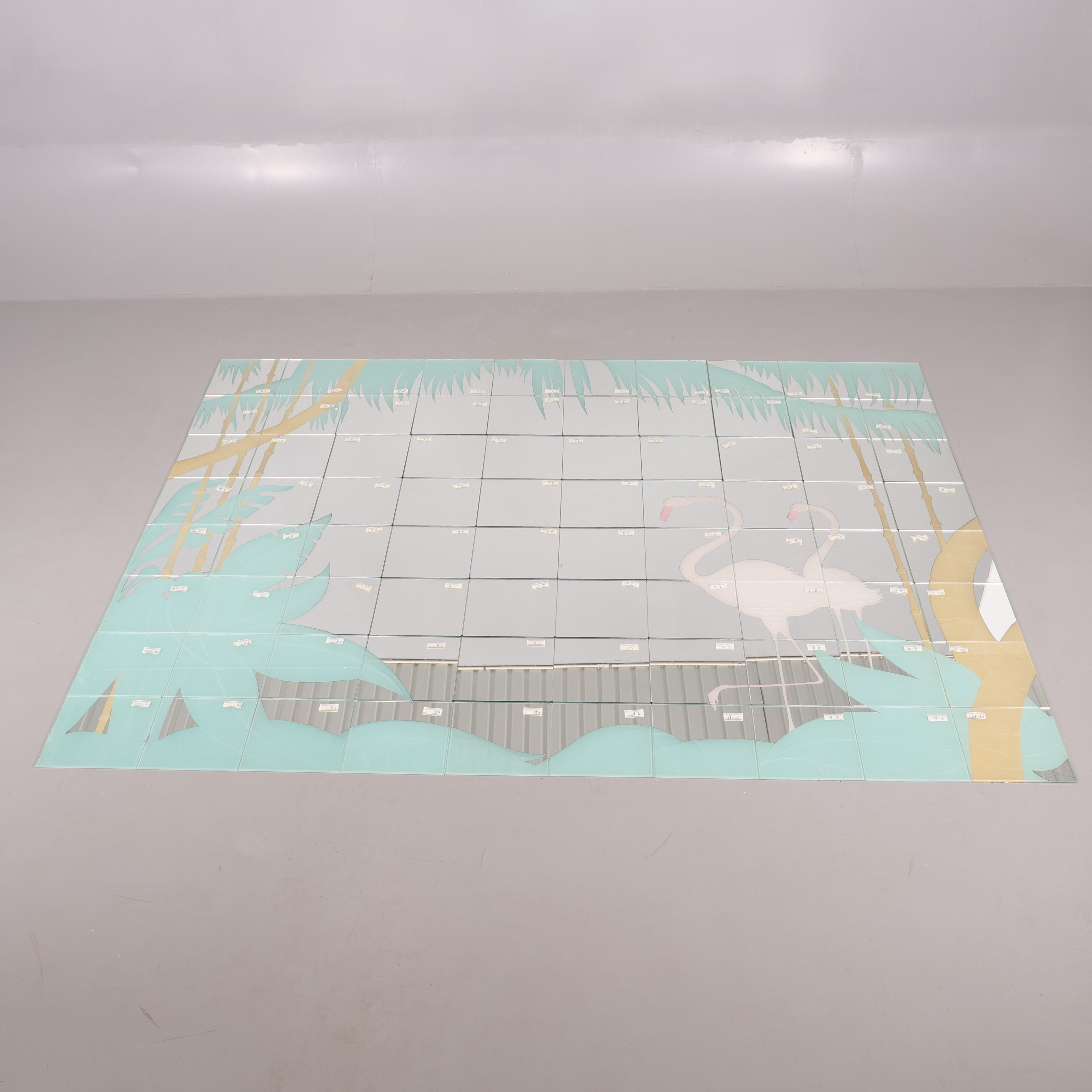 SPEGELVÄGG med motiv av flamingo och palmer, signerad.