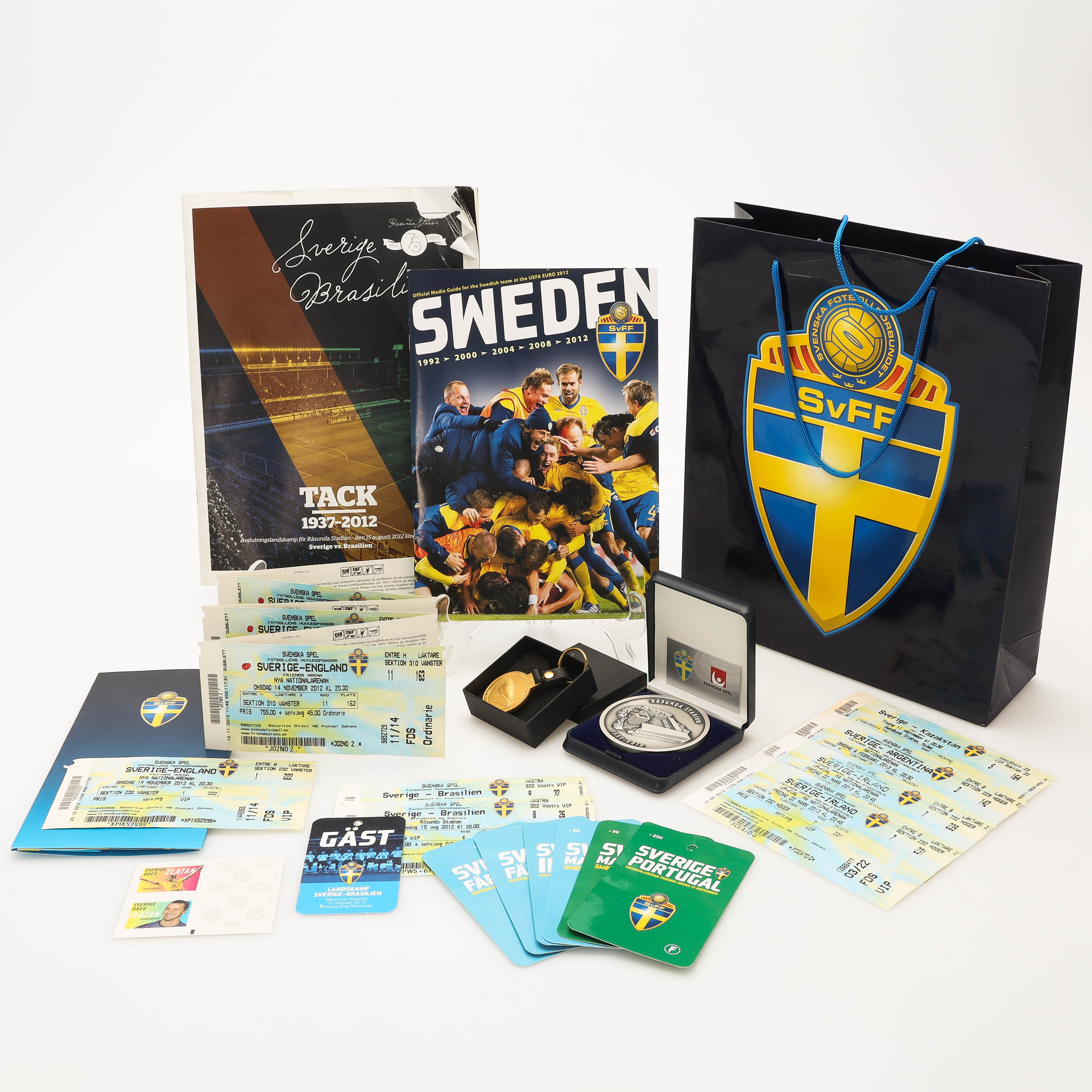 SAMLING SVENSKA FOTBOLLSFÖRBUNDET, biljetter, minnesmedaljer, programblad samt passerkort.