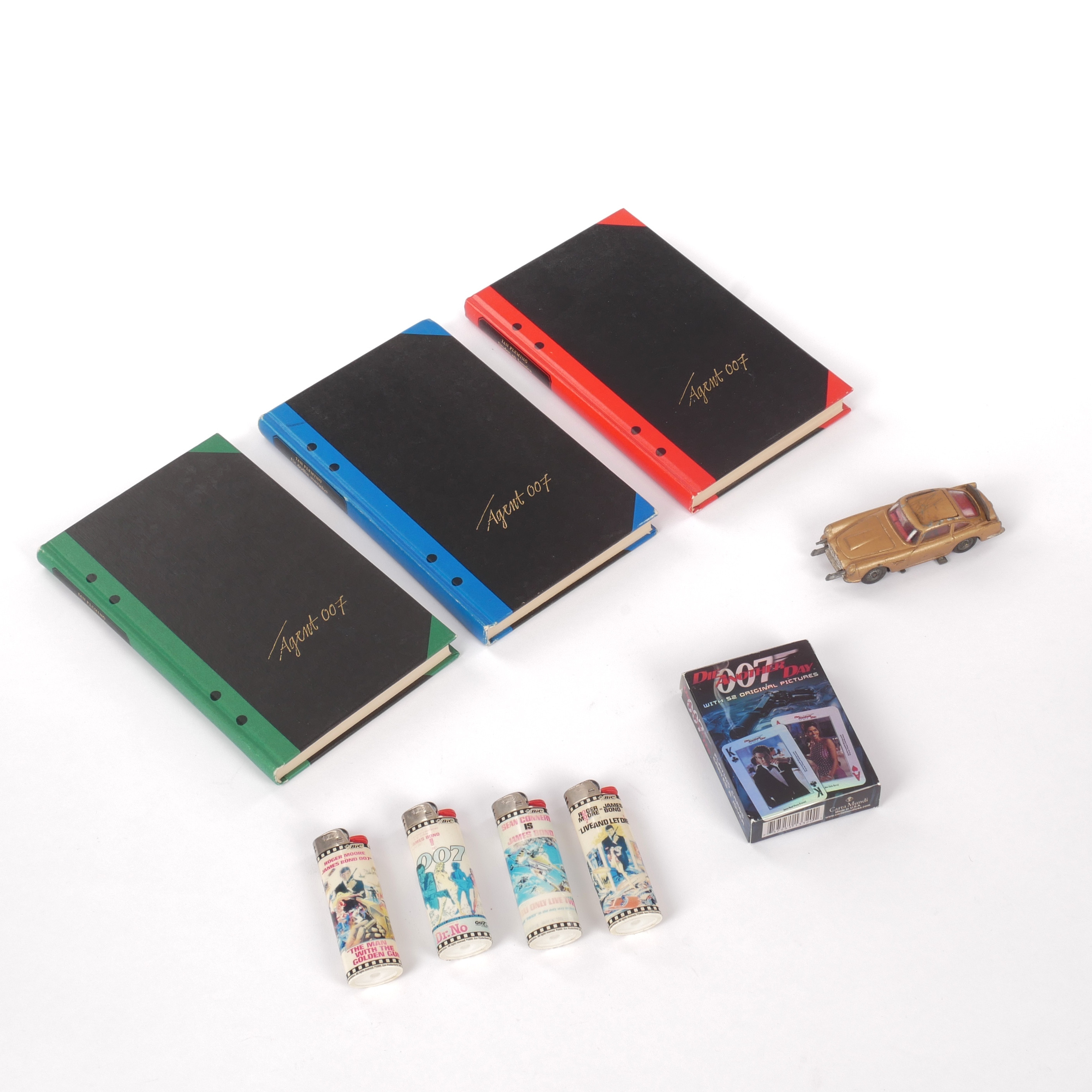 JAMES BOND. Böcker, kortlek, leksaksbil och tändare.