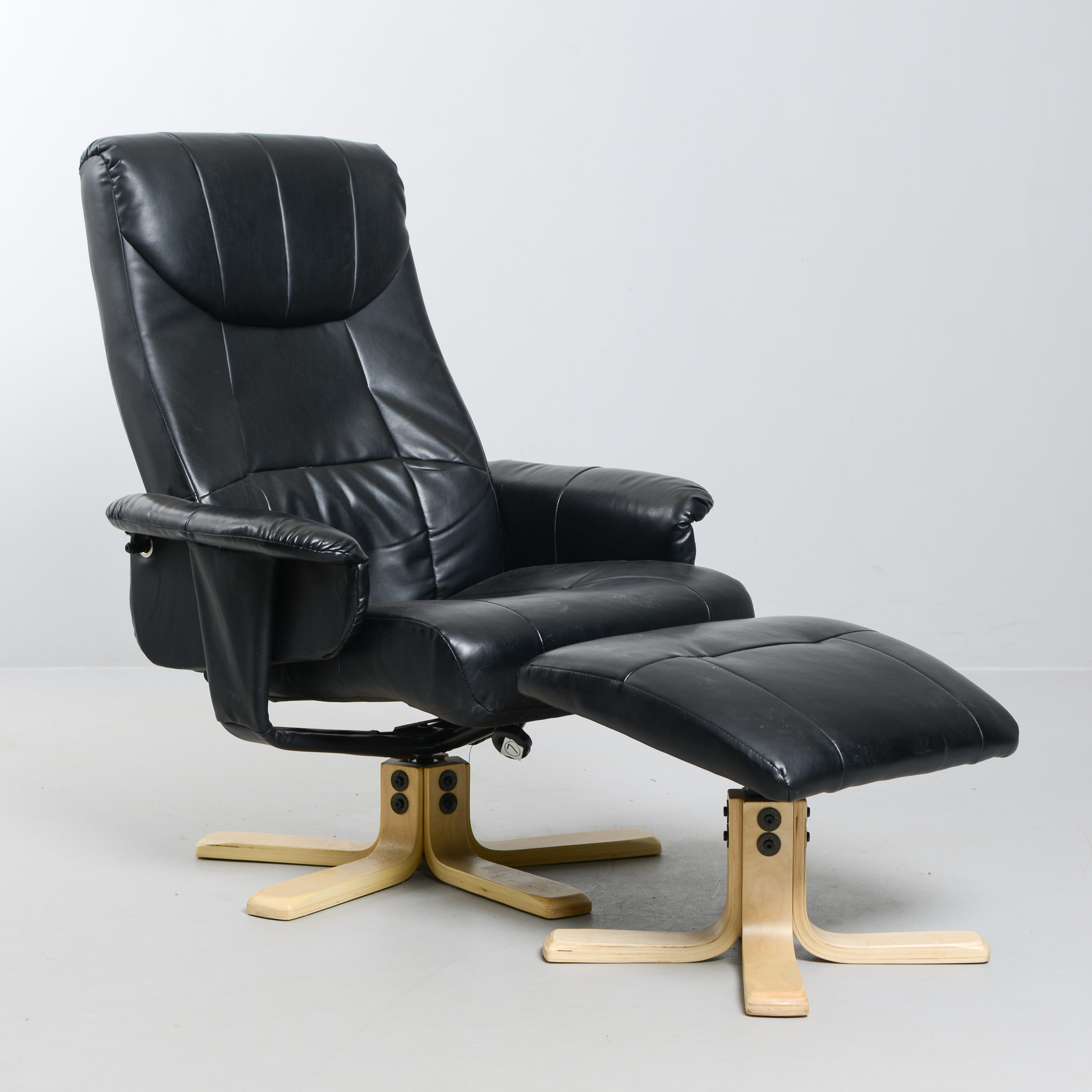 SNURRFÅTÖLJ med FOTPALL, konstskinn, 2000-tal.