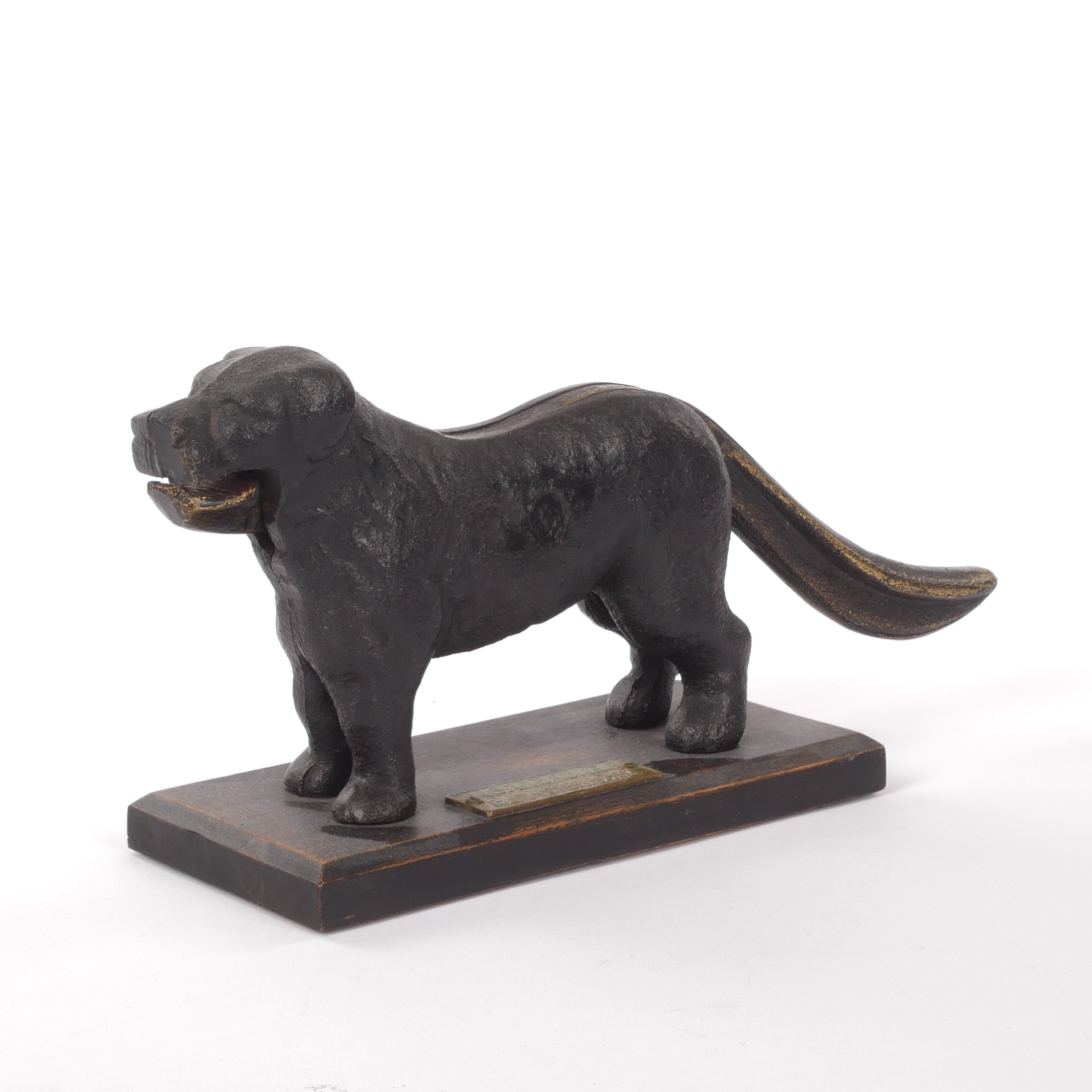 NÖTKNÄPPARE, i form av hund, gjutjärn och brons/mässing, Norrbacken, Blomstermåla, 1900-talets första del.