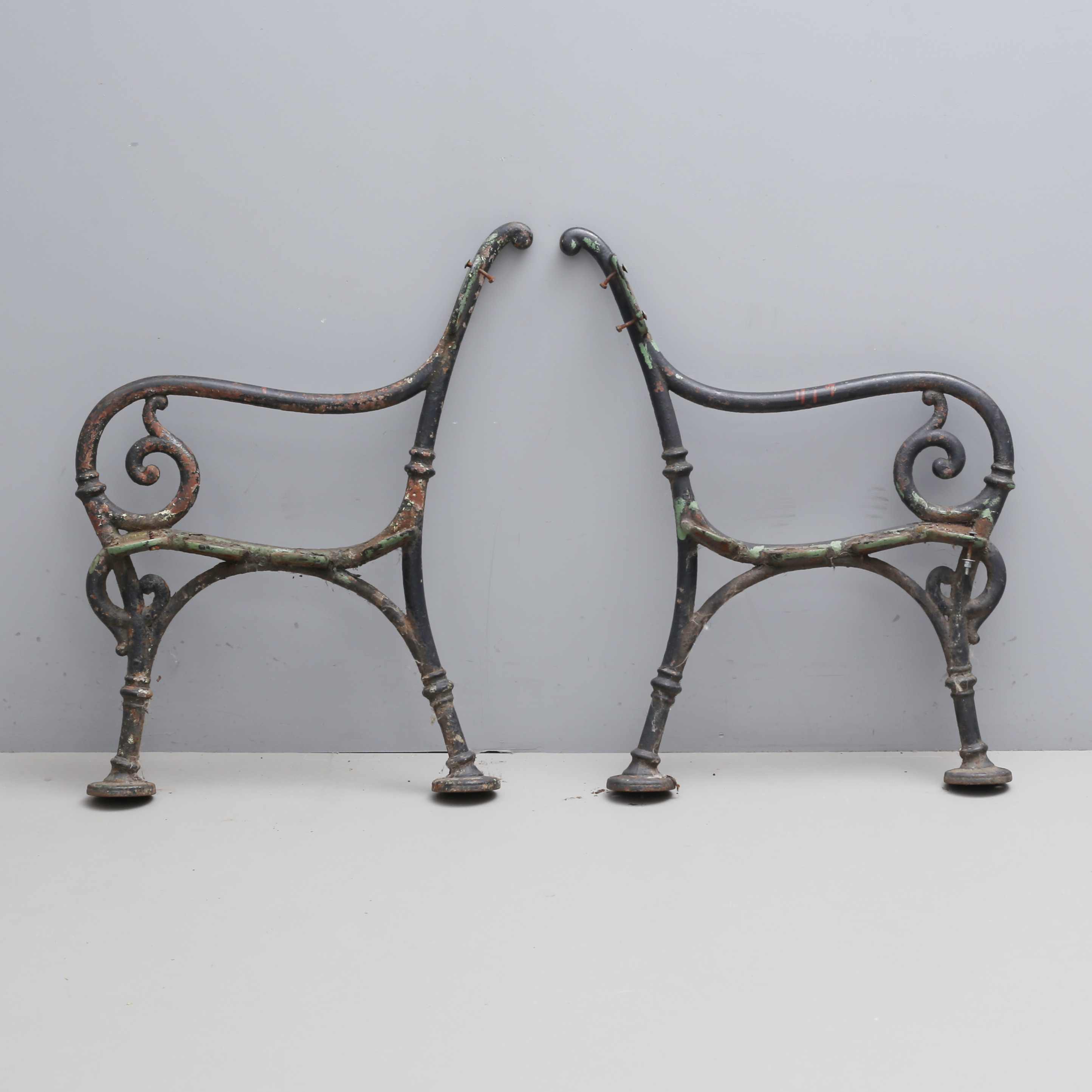 SOFFGAVLAR, ett par gjutjärn, Italien.
