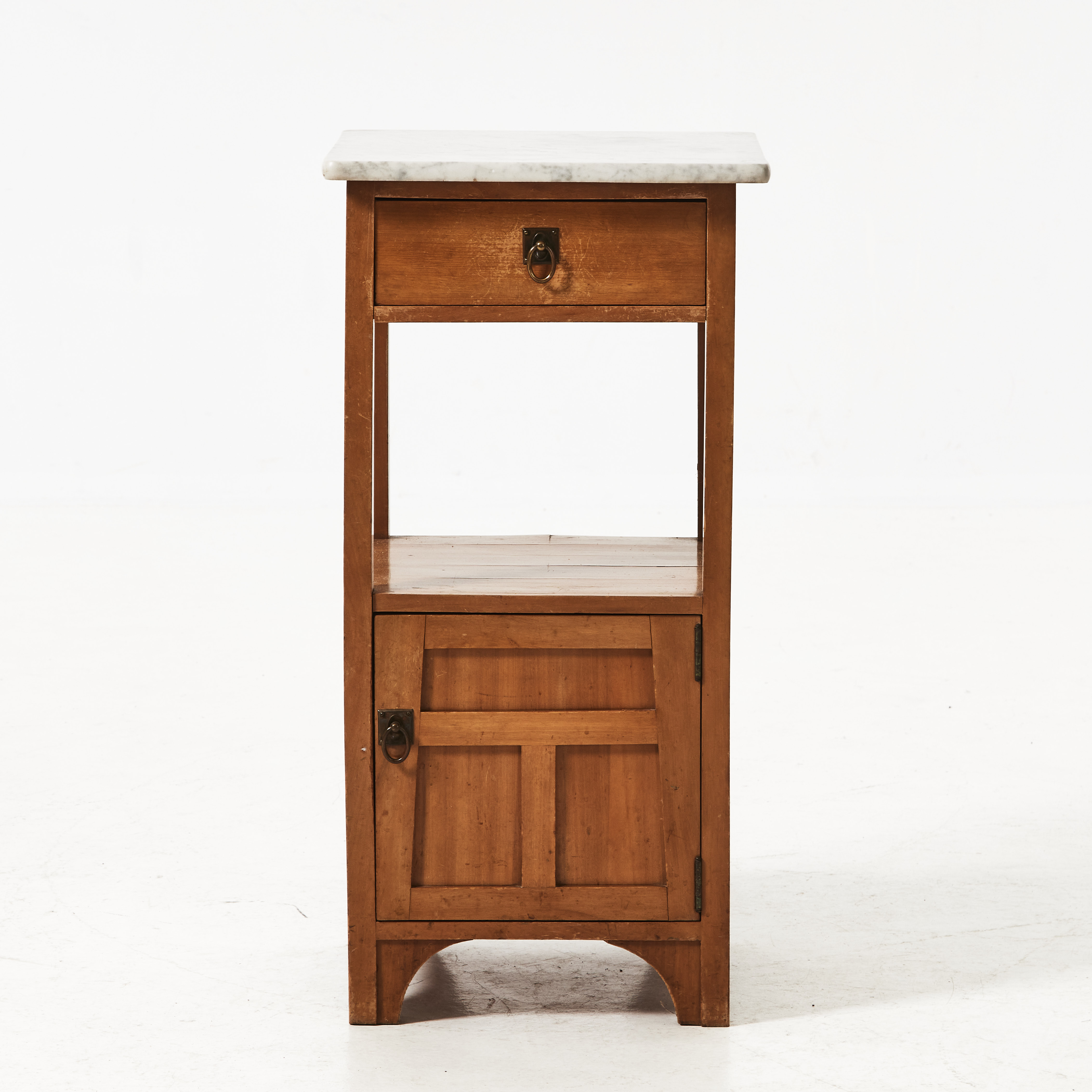 SÄNGBORD, 1900-talets början, jugend, fanerat i valnöt, skiva i sten.