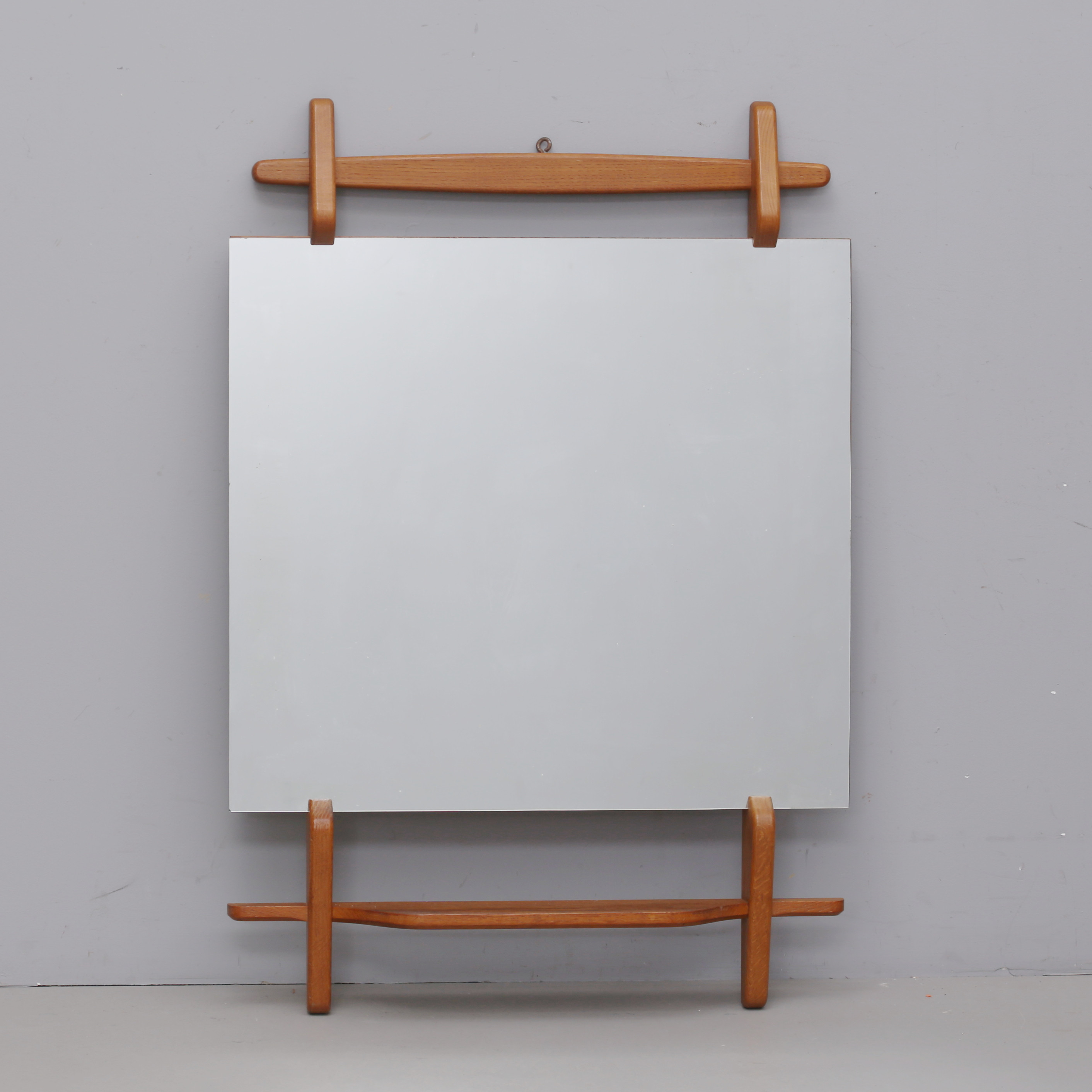 SPEGEL med hylla, teak, omkring 1900-talets mitt.