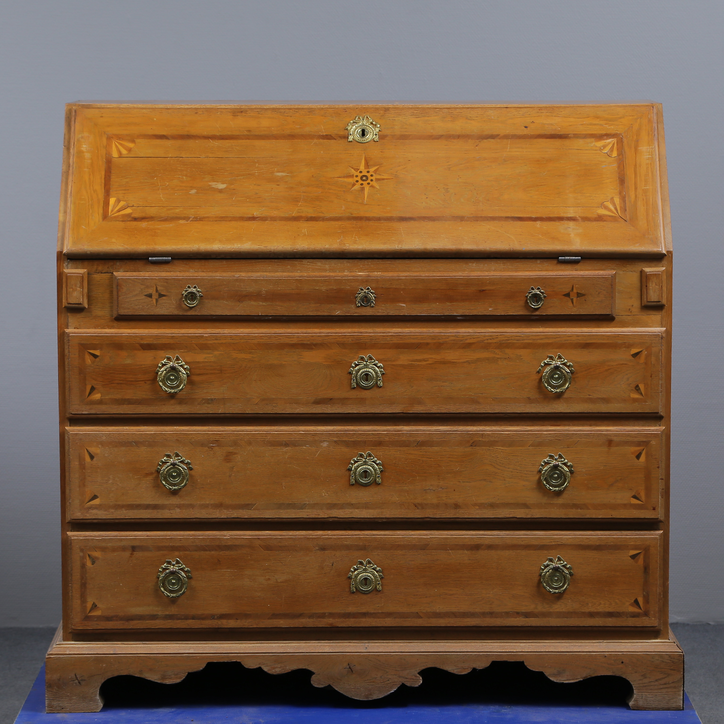 SNEDKLAFFSSEKRETÄR, INTARSIA, EK, PROVENIENS, SEKRETÄREN ÄR TILLVERKAD AV MÖBELSNICKARE GUSTAV REINHOLD RUDVALL, MITTEN AV 1800-TALET. FÖDD 1828 OCH DÖD 1899 I FLISERYD. VIKTOR RUDVALL, SON VAR SNICKARE OCH BYGGDE ETT HUS I FÅGELFORS DÄR FAMILJEN BODDE.
