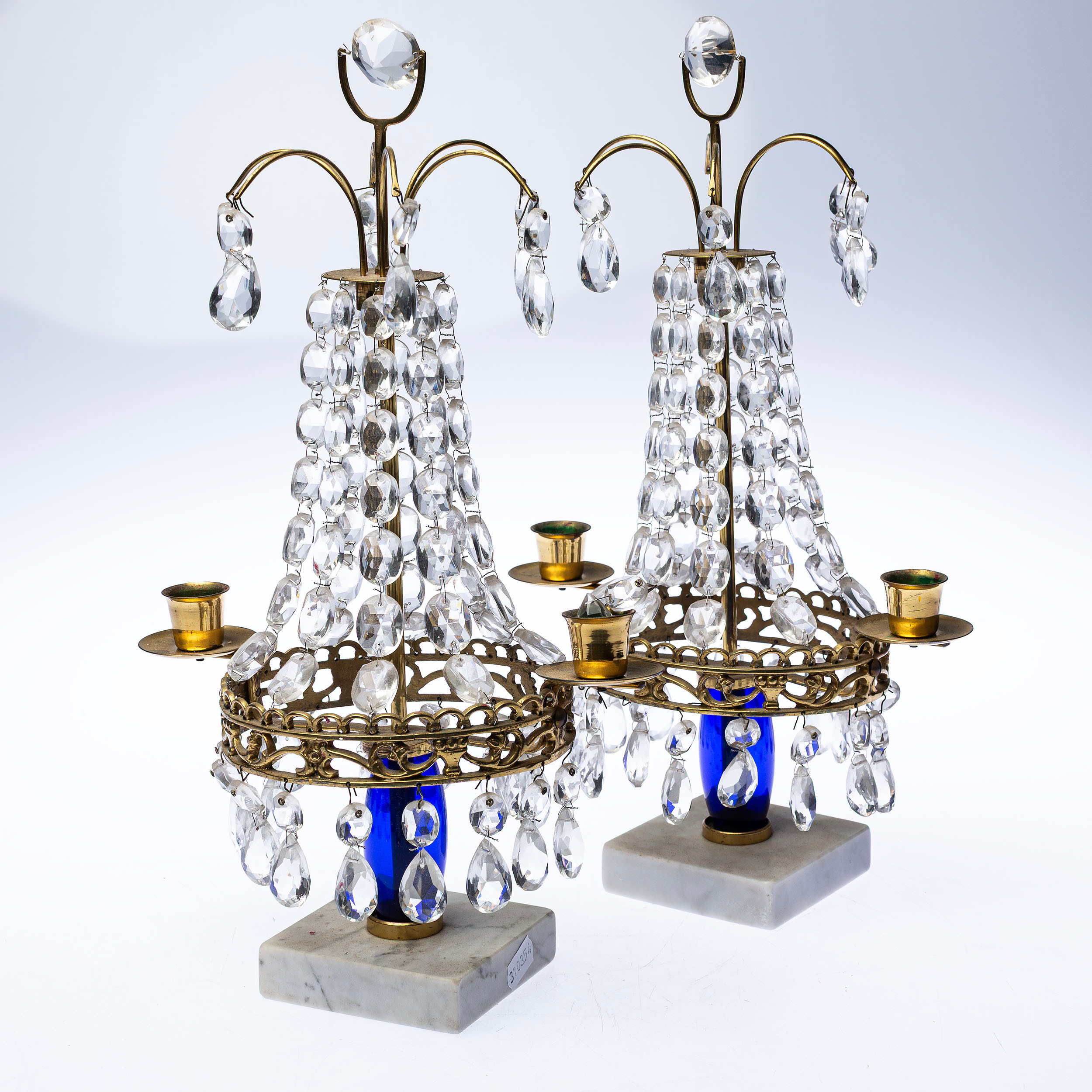 BORDSLYSTRAR, ett par, behängda med prismor.