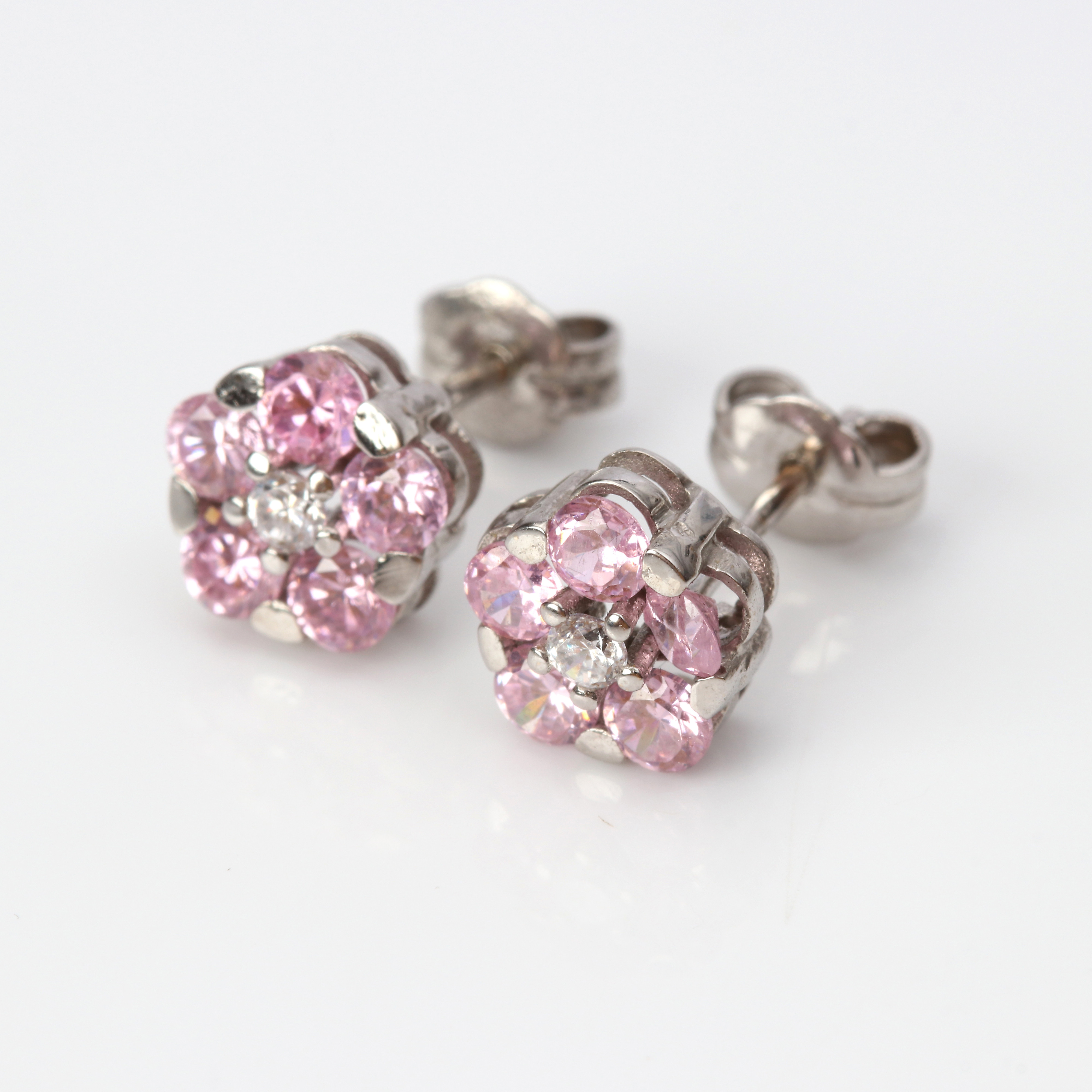 ÖRHÄNGEN, ETT PAR. 18k vitguld med rosa och färglösa stenar, totalvikt ca 2,5 gram.