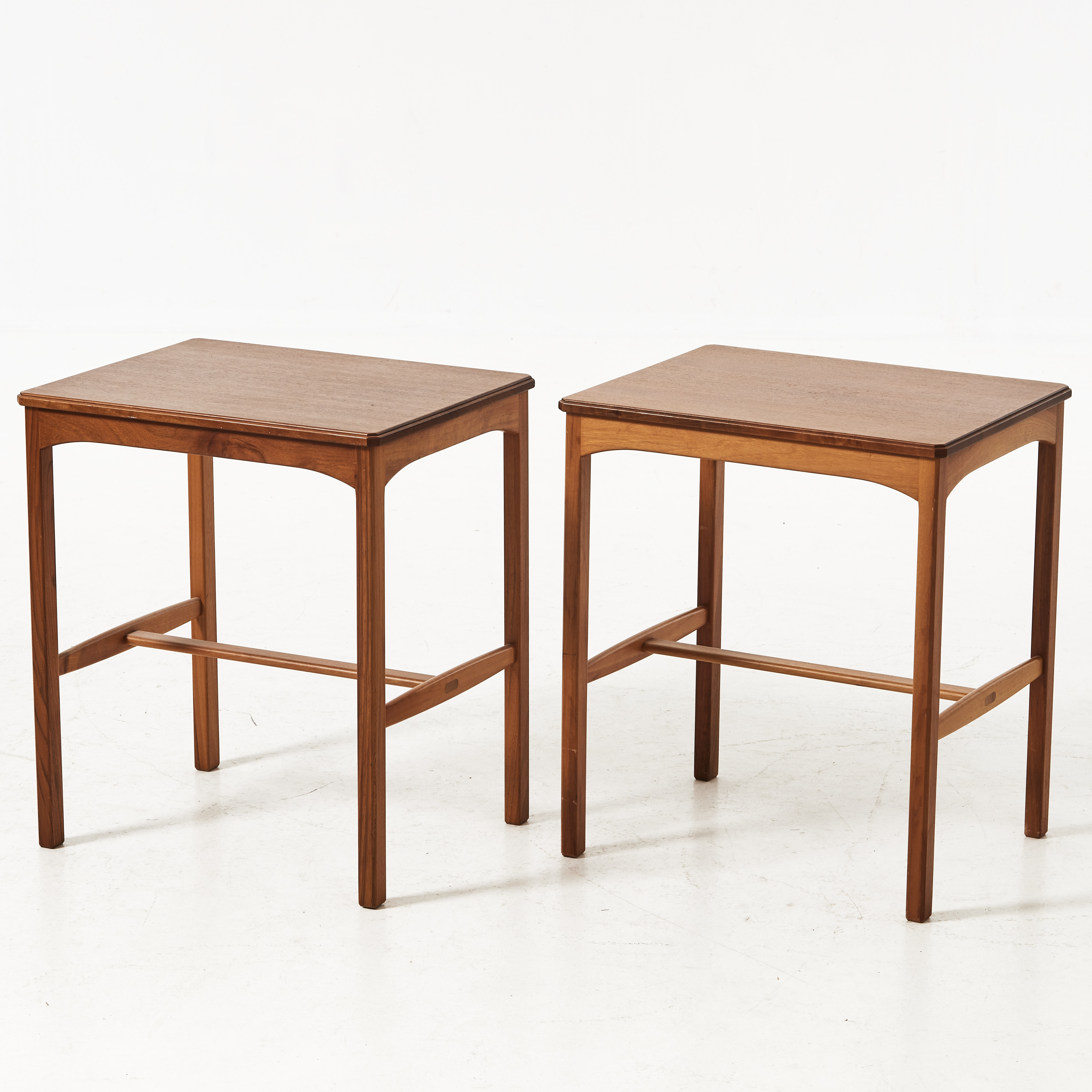 CARL MALMSTEN. Sidobord, 1 par, 1900-talets andra hälft, fanerad i valnöt, brickmärkta.