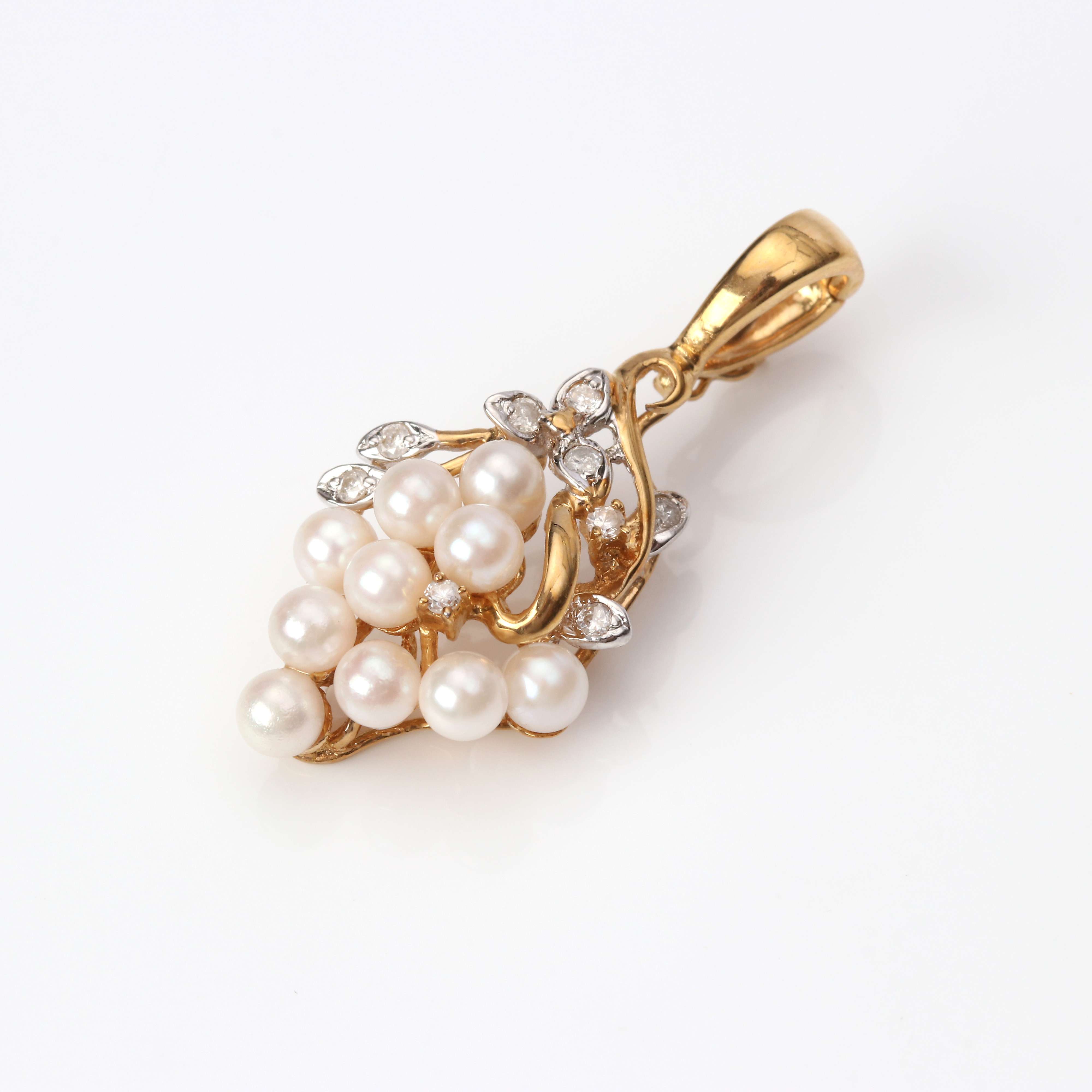 GULDHÄNGE 18K med diamanter och pärlor, totalvikt 3,6 g.