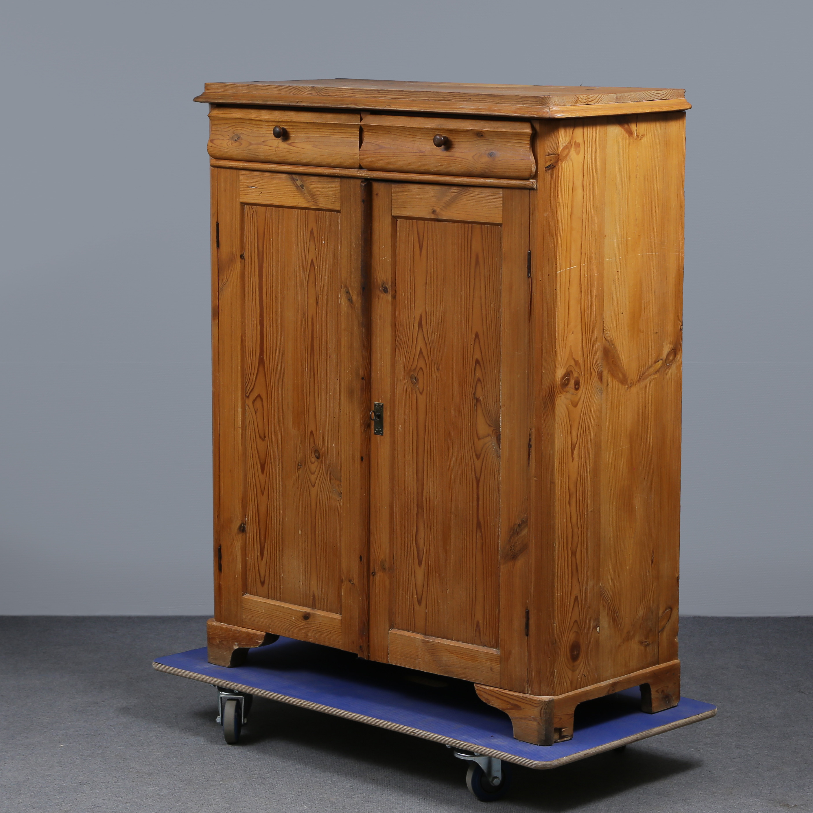 SKÄNK, PROVENIENS, FÅGELFORS HERRGÅRD, FURU, 1800-TALETS SENARE HÄLFT.