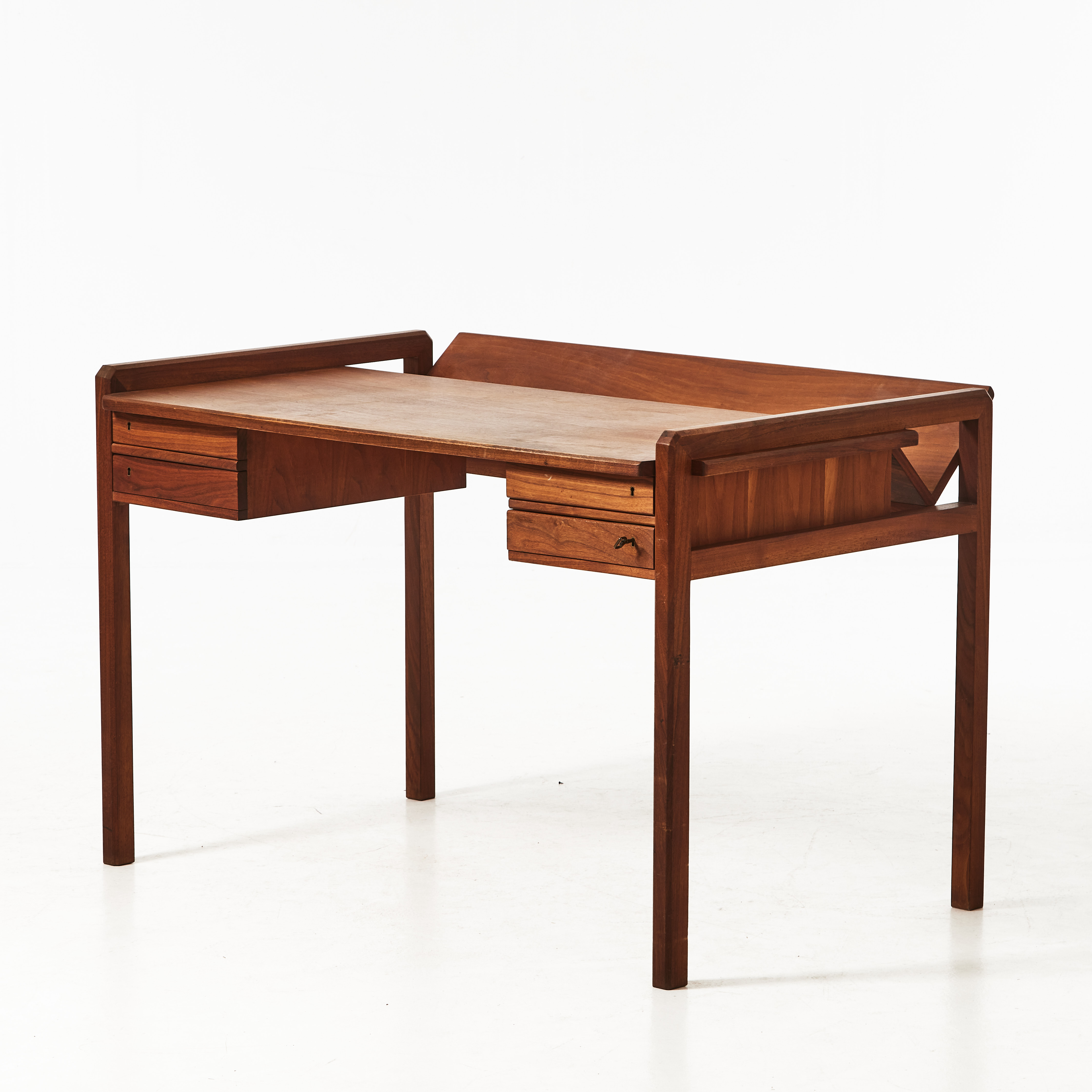 SKRIVBORD, 1960-tal, fanerat i teak, lådor i sargen, med bokvagga i bakkant.