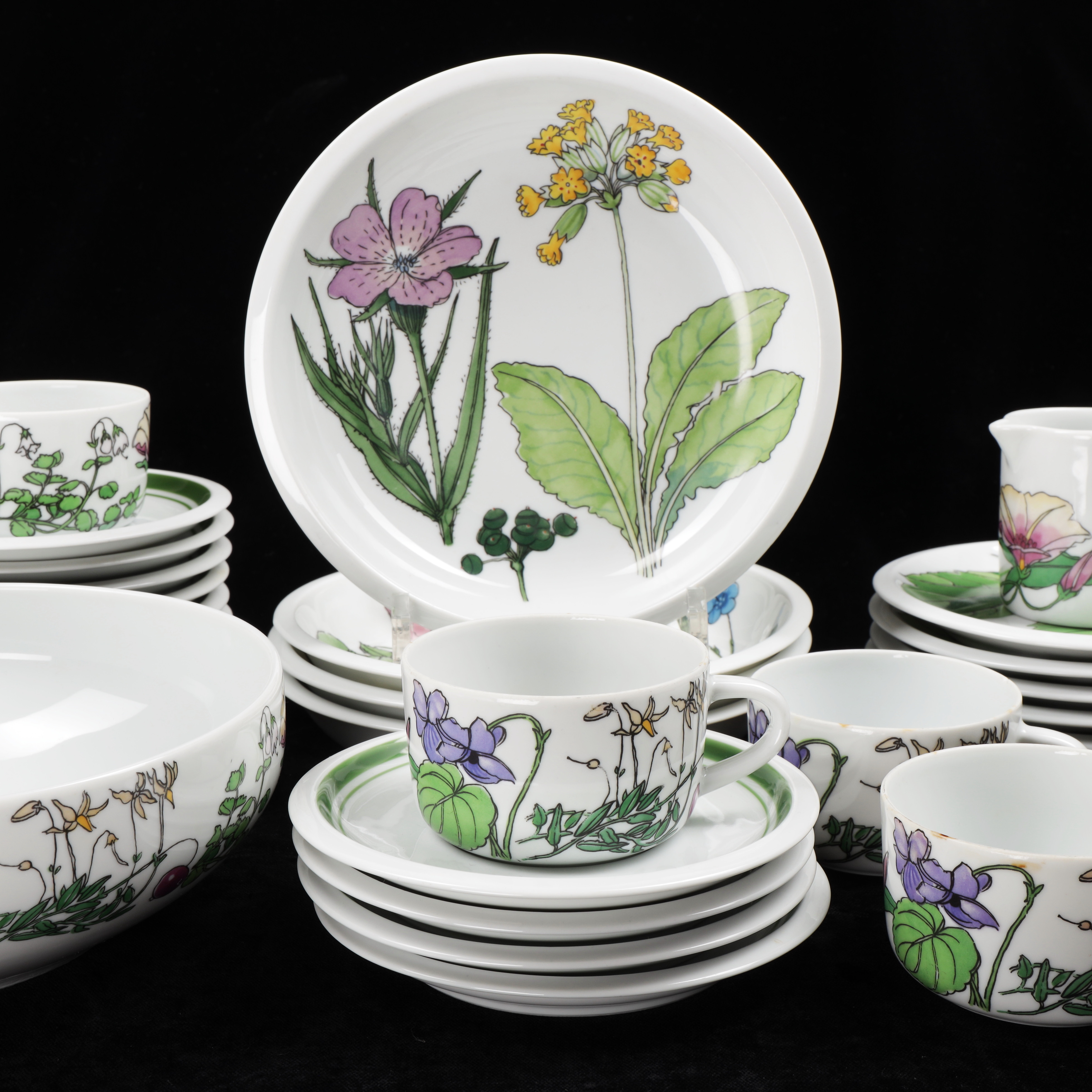 MARGUERITE WALFRIDSON. "Midsommar", servisdelar, 29 st, porslin, IKEA.