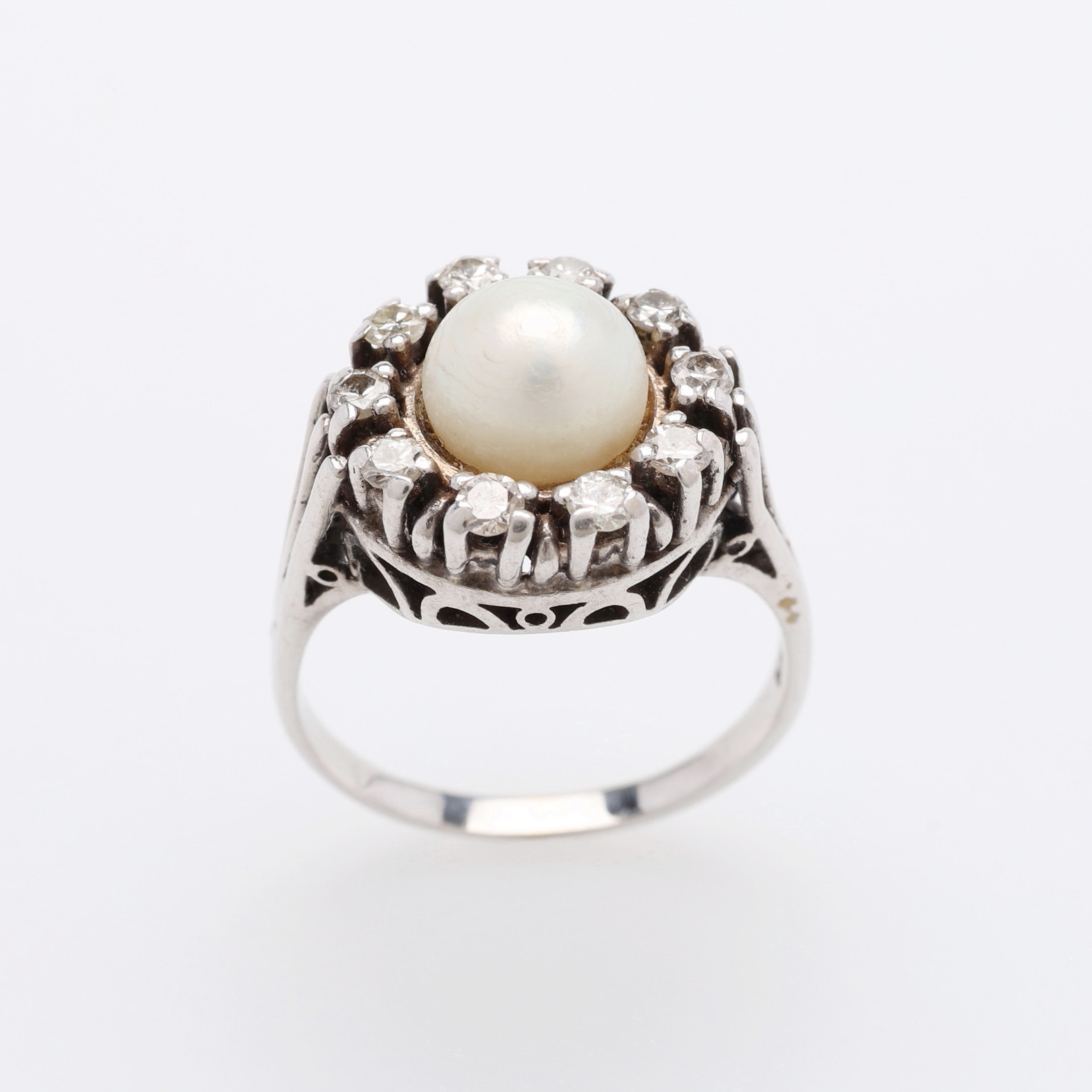 CARMOSÉRING, 14K VITGULD, MED PÄRLA SAMT DIAMANTER, VIKT 7,4 GRAM.