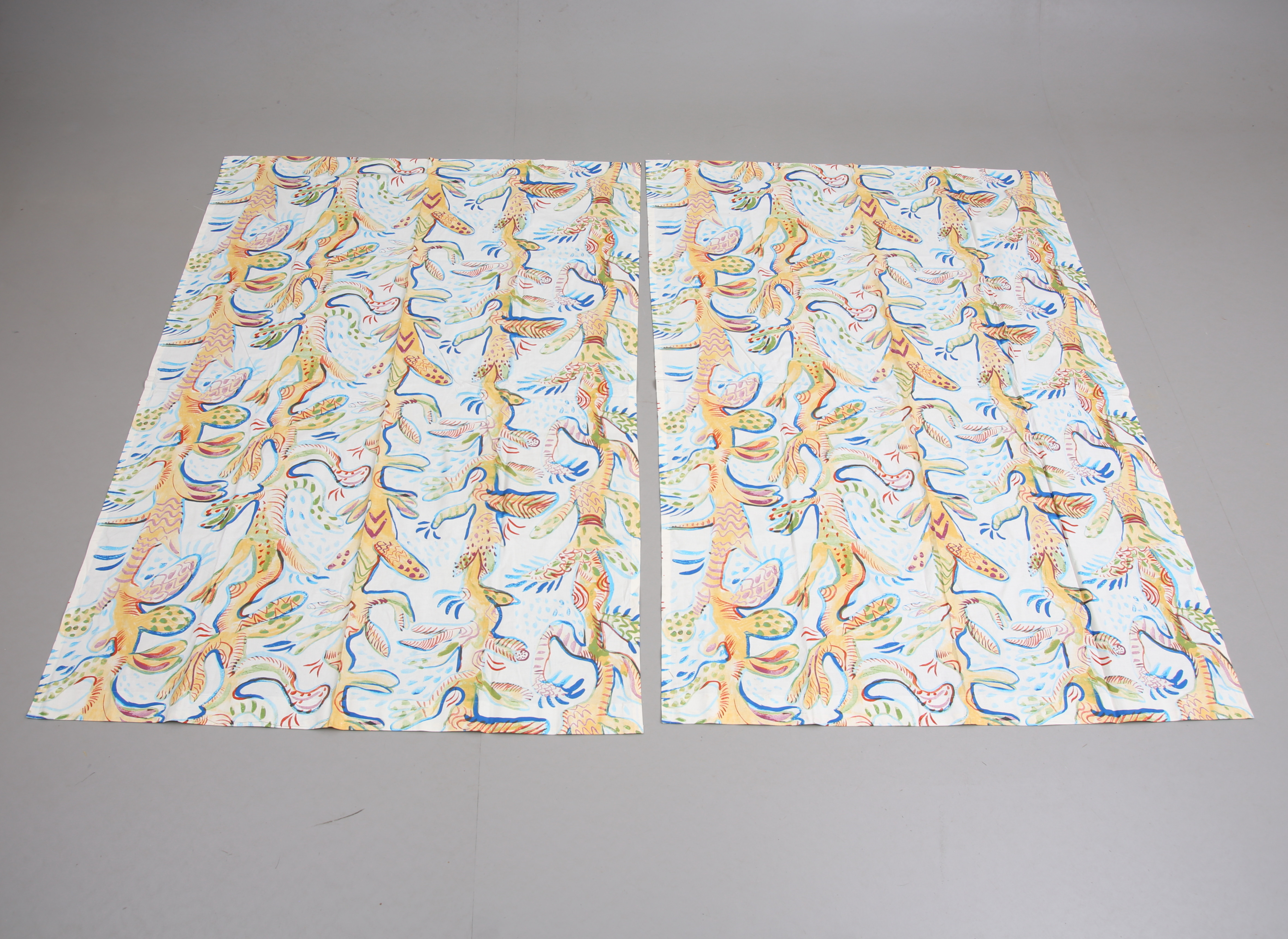 GARDINLÄNGDER, ett par, "Korall", Ulrica Hydman Vallien, KInnasand, 1990-tal.