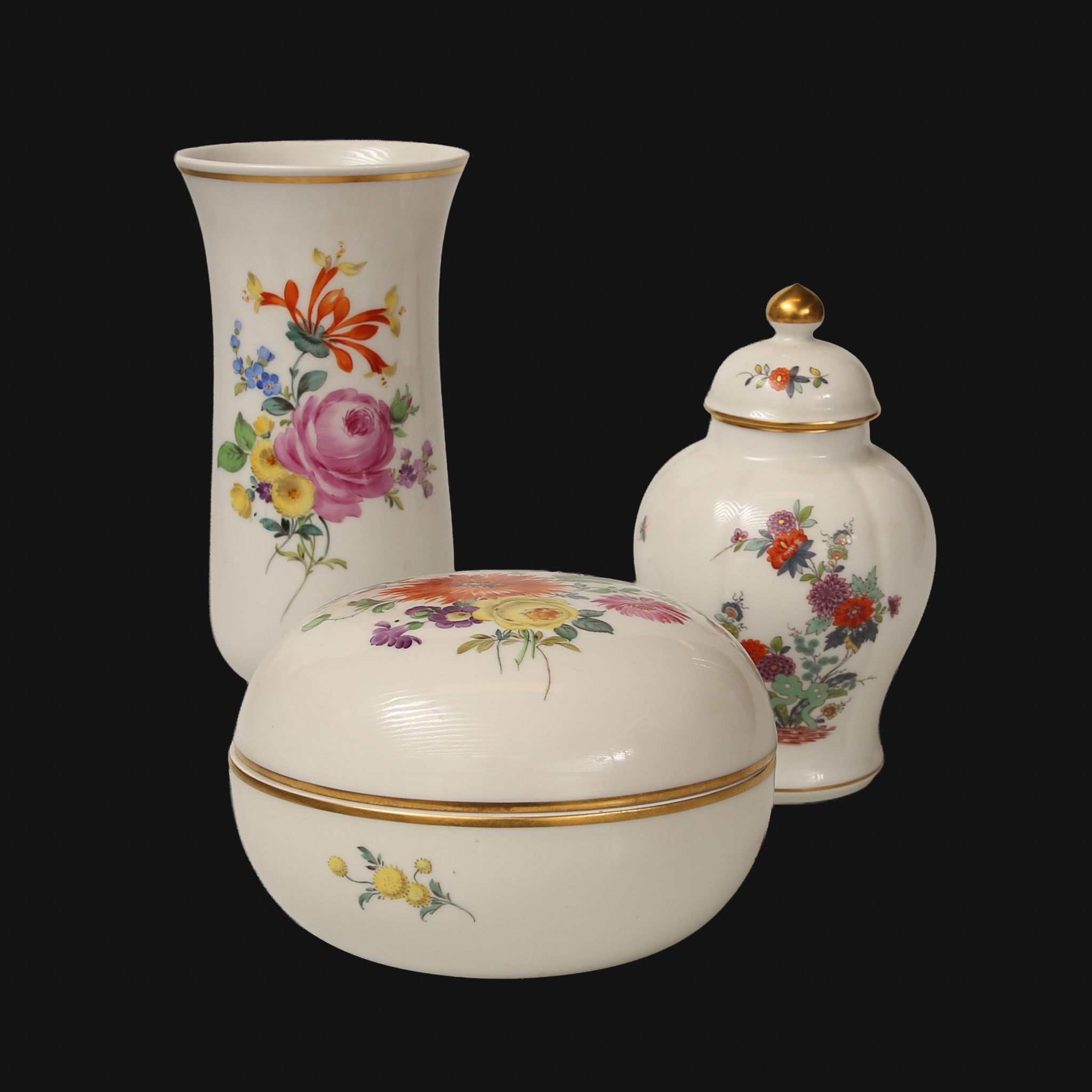 MEISSEN, VAS, MINDRE URNA, samt LOCKASK, porslin med emaljfärger, förgyllning. efter år 1934.