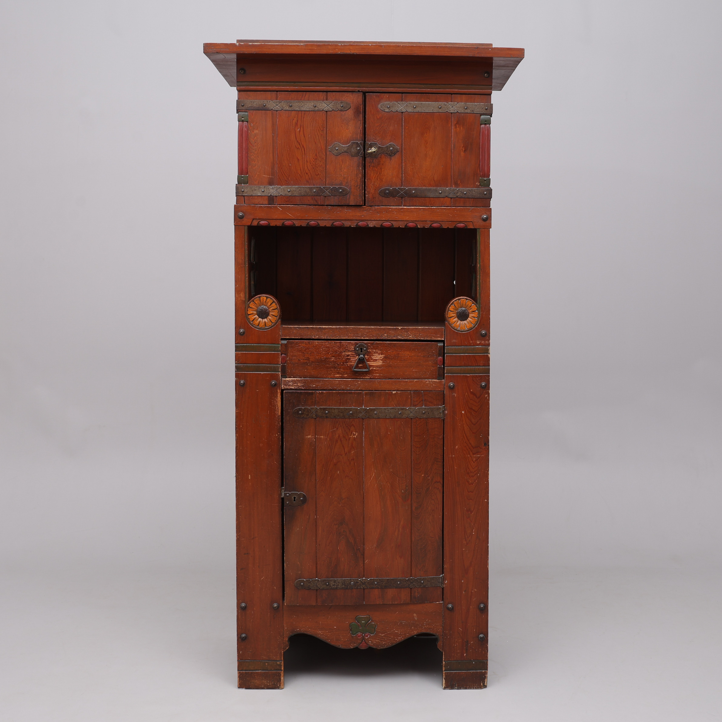 A.E. MØRCK. SERVERINGSSKÅP, BETSAD FURU, UR MÖBELSERIEN "BOHAVE FOR ET HUSMANDSHJEM" JUGEND, DANMARK, 1900-TALETS FÖRSTA DEL.