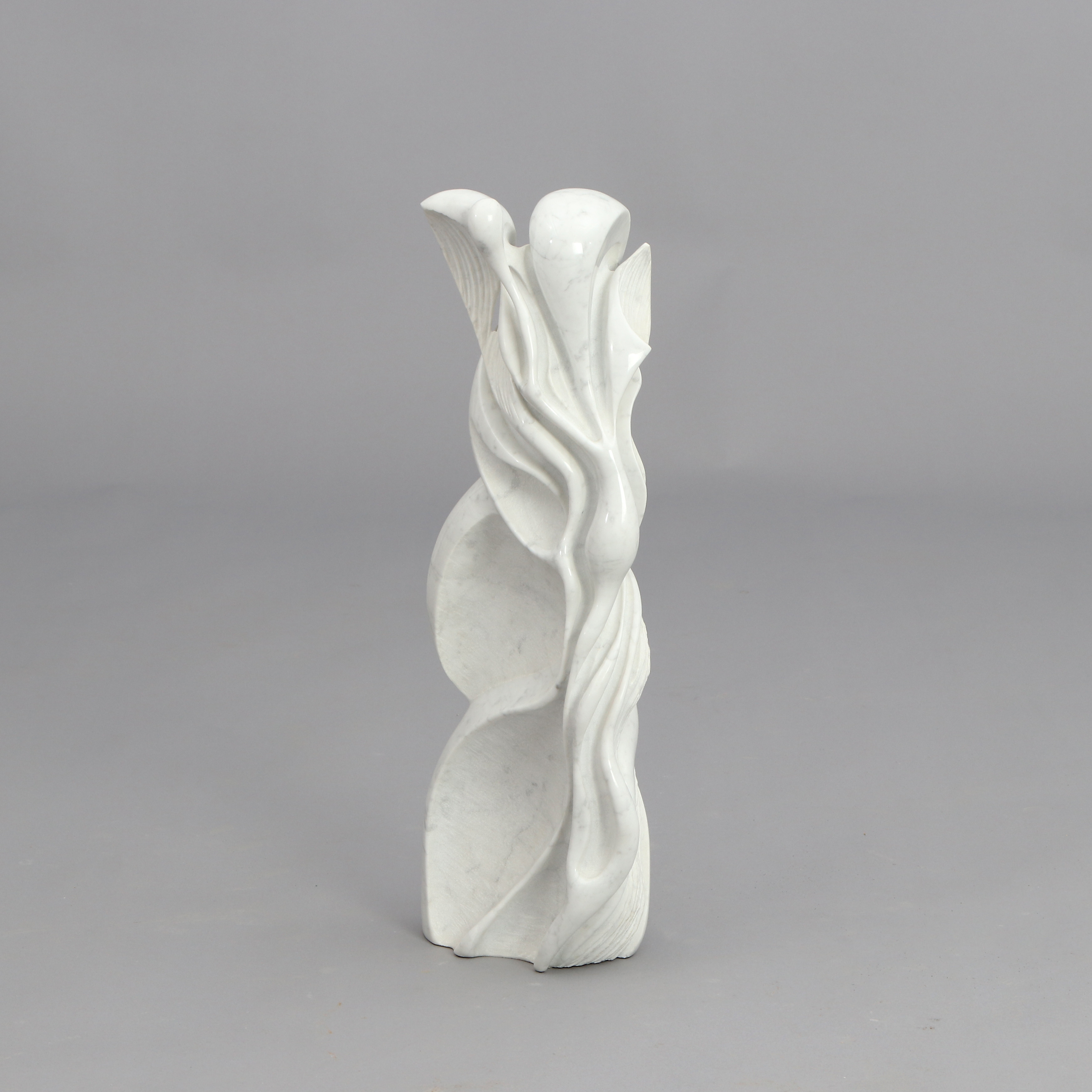 ANTONIO PASQUINI. SKULPTUR. Skulpterad marmor. "Agusto". Signerad, betitlad samt daterad 1991 undertill.