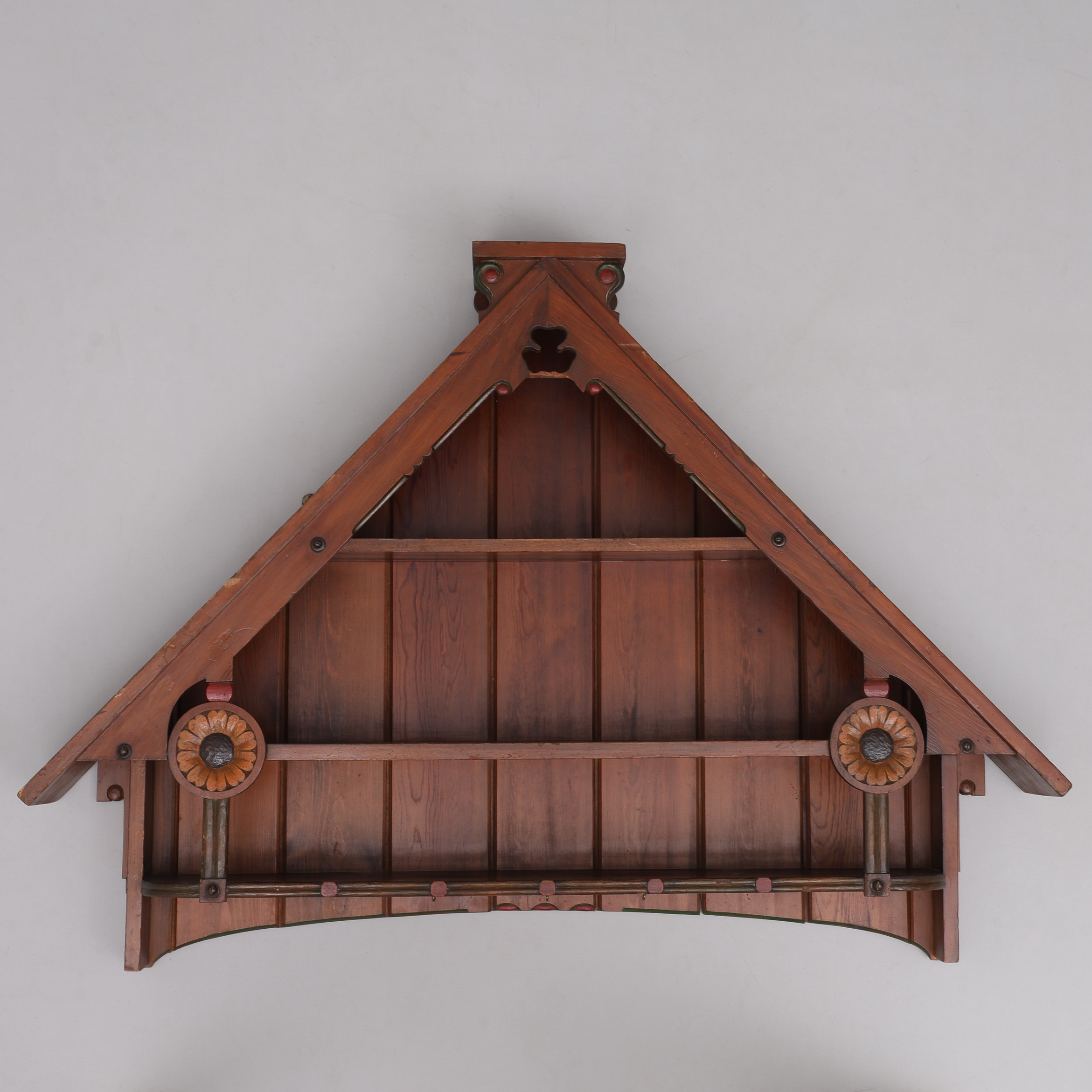 A.E. MØRCK. VÄGGHYLLA, BETSAD FURU, UR MÖBELSERIEN "BOHAVE FOR ET HUSMANDSHJEM" JUGEND, DANMARK, 1900-TALETS FÖRSTA DEL.