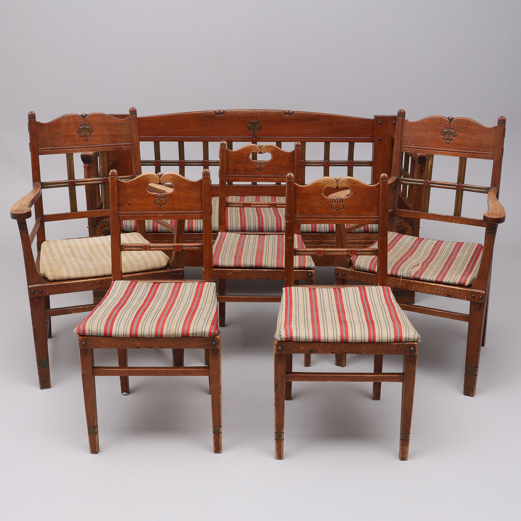 A.E. MØRCK. SOFFA & STOLAR, 6 DELAR, BETSAD FURU, UR MÖBELSERIEN "BOHAVE FOR ET HUSMANDSHJEM" JUGEND, DANMARK, 1900-TALETS FÖRSTA DEL.