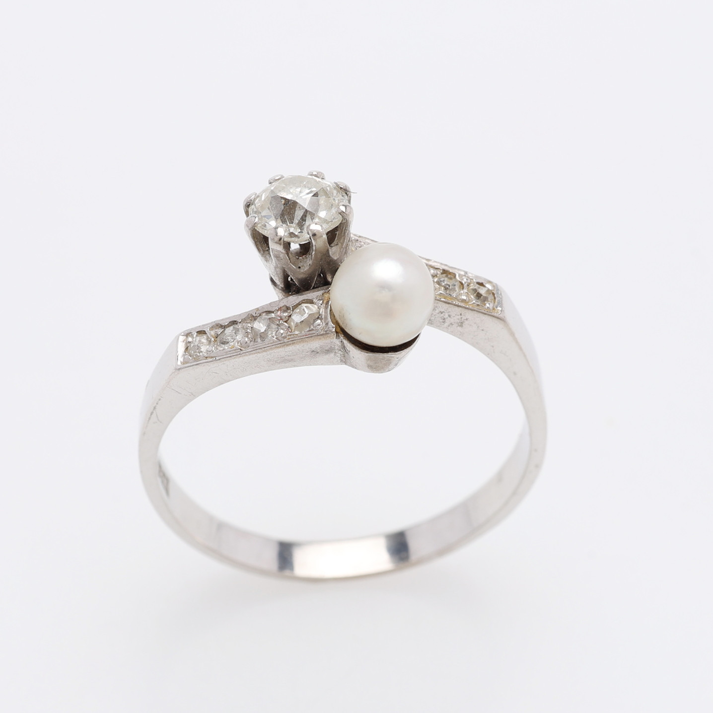 RING, 18K VITGULD, MED PÄRLA SAMT BRILJANT OM CA 0.25 CT, VIKT 3,8 GRAM.