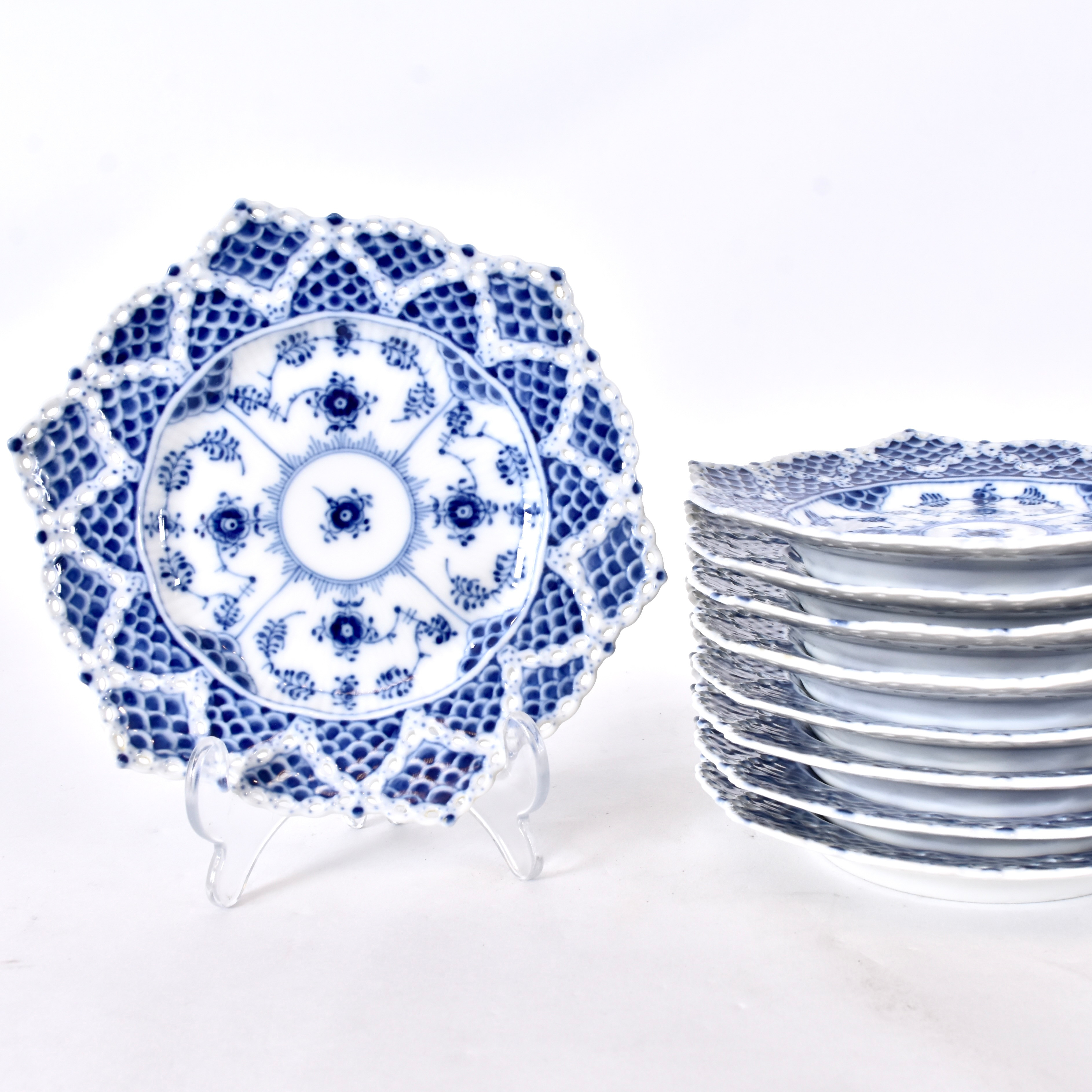 ASSIETTER, 9 stycken, "Musselmalet", helblond, Royal Copenhagen.