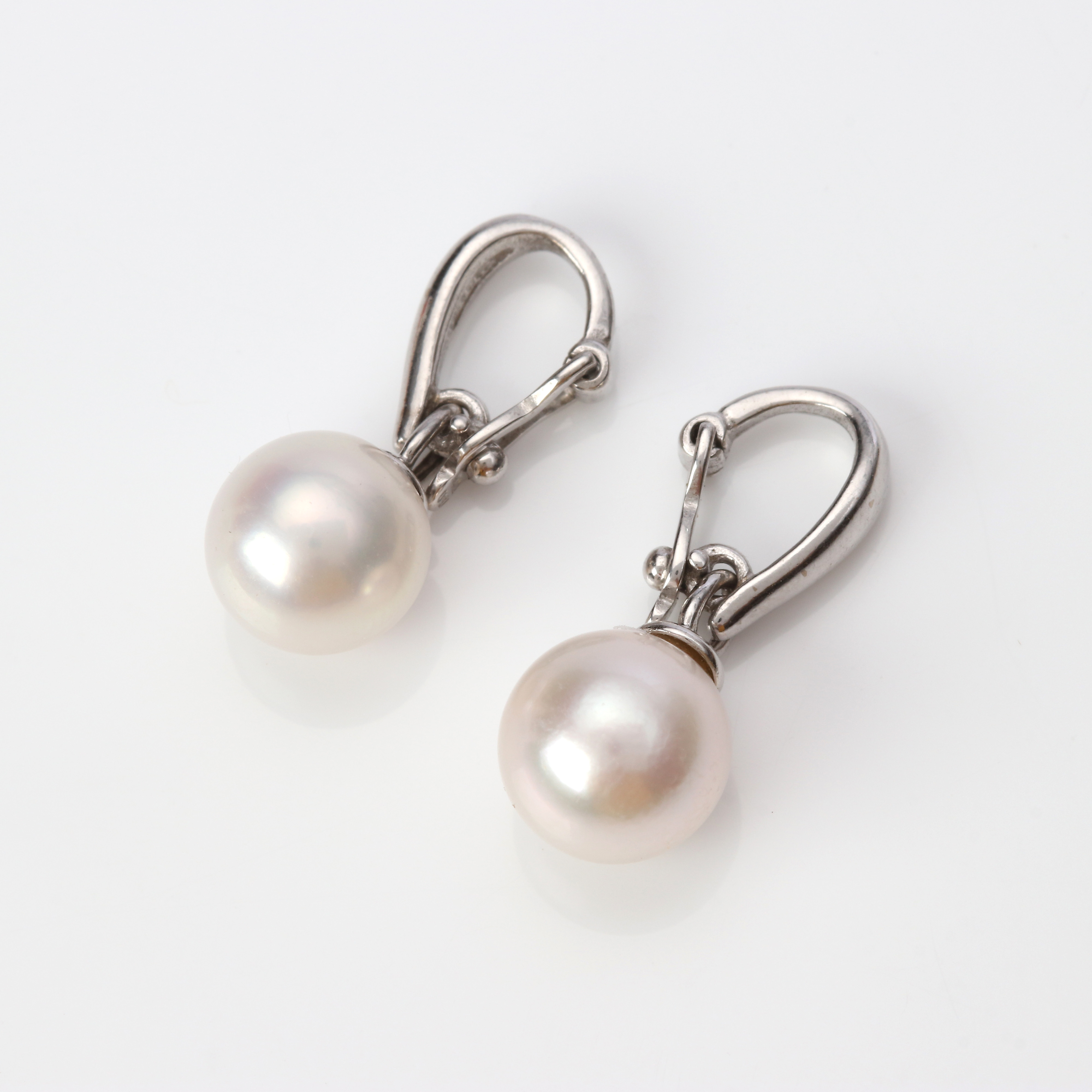 PÄRLHÄNGEN, TVÅ ST. 18k vitguld med odlade pärlor, totalvikt ca 3,5 gram.