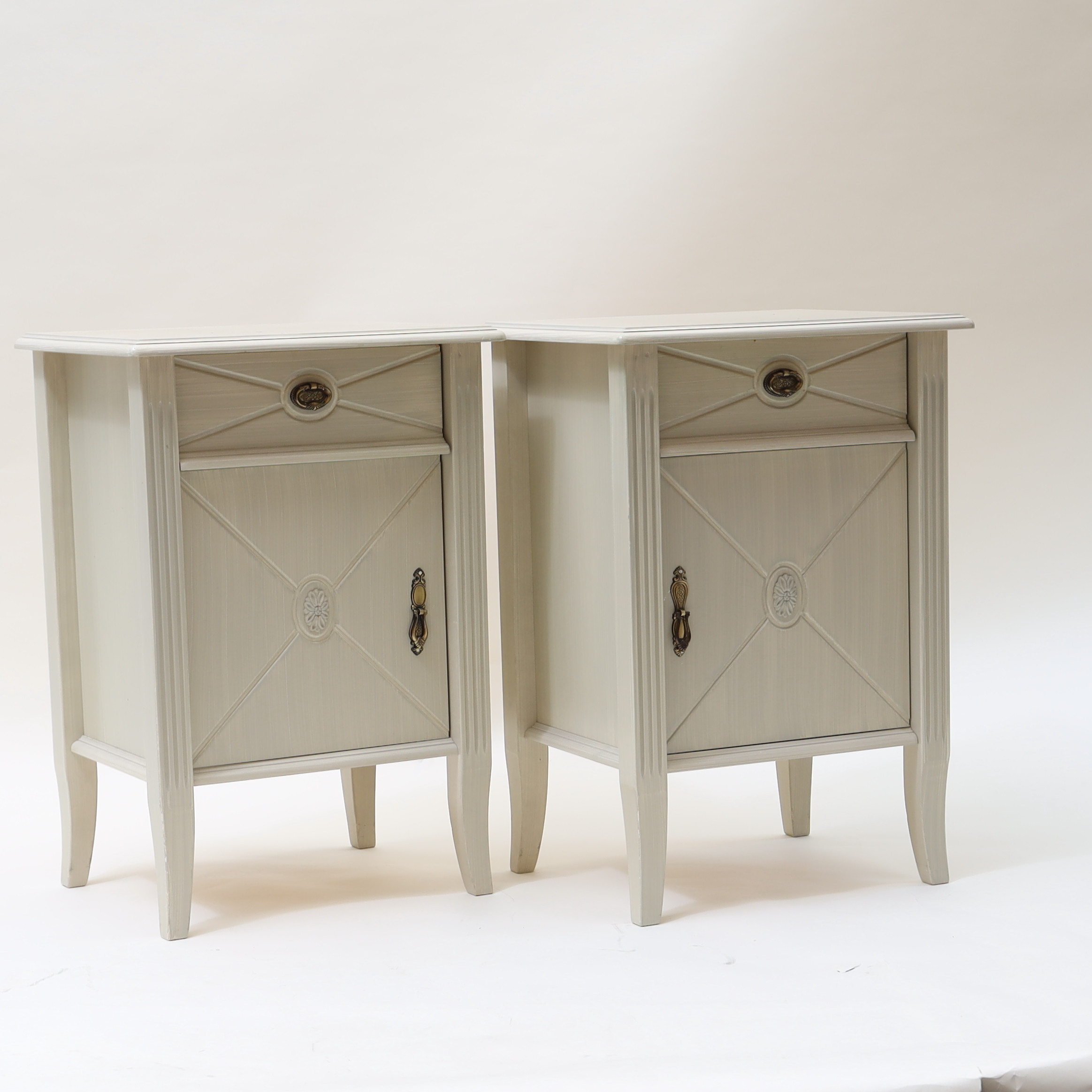 SÄNGBORD, ett par, 1900-talets slut. Gustaviansk stil.