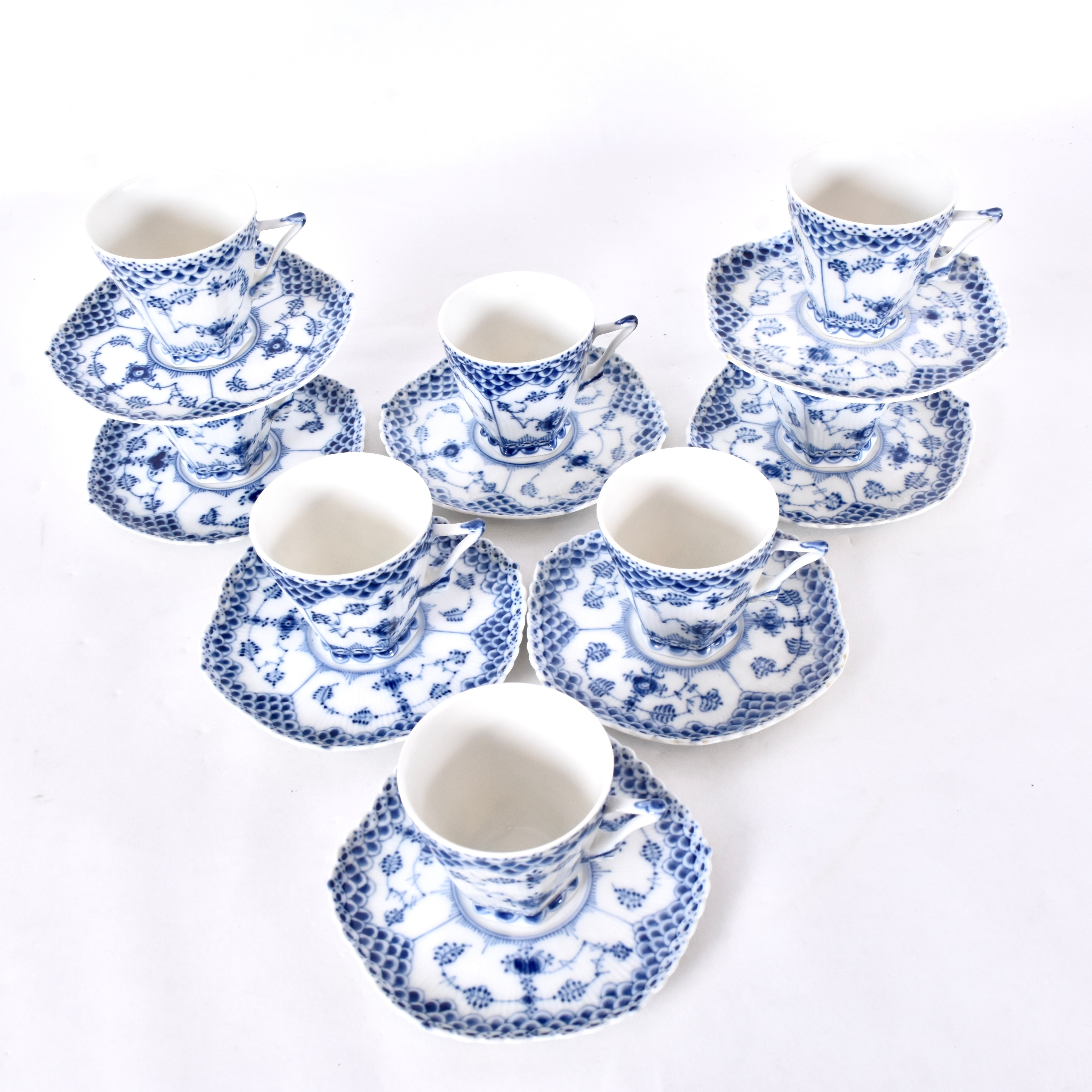 KAFFESERVIS, 16 delar, porslin, "Musselmalet" helblond, Royal Copenhagen, Danmark.