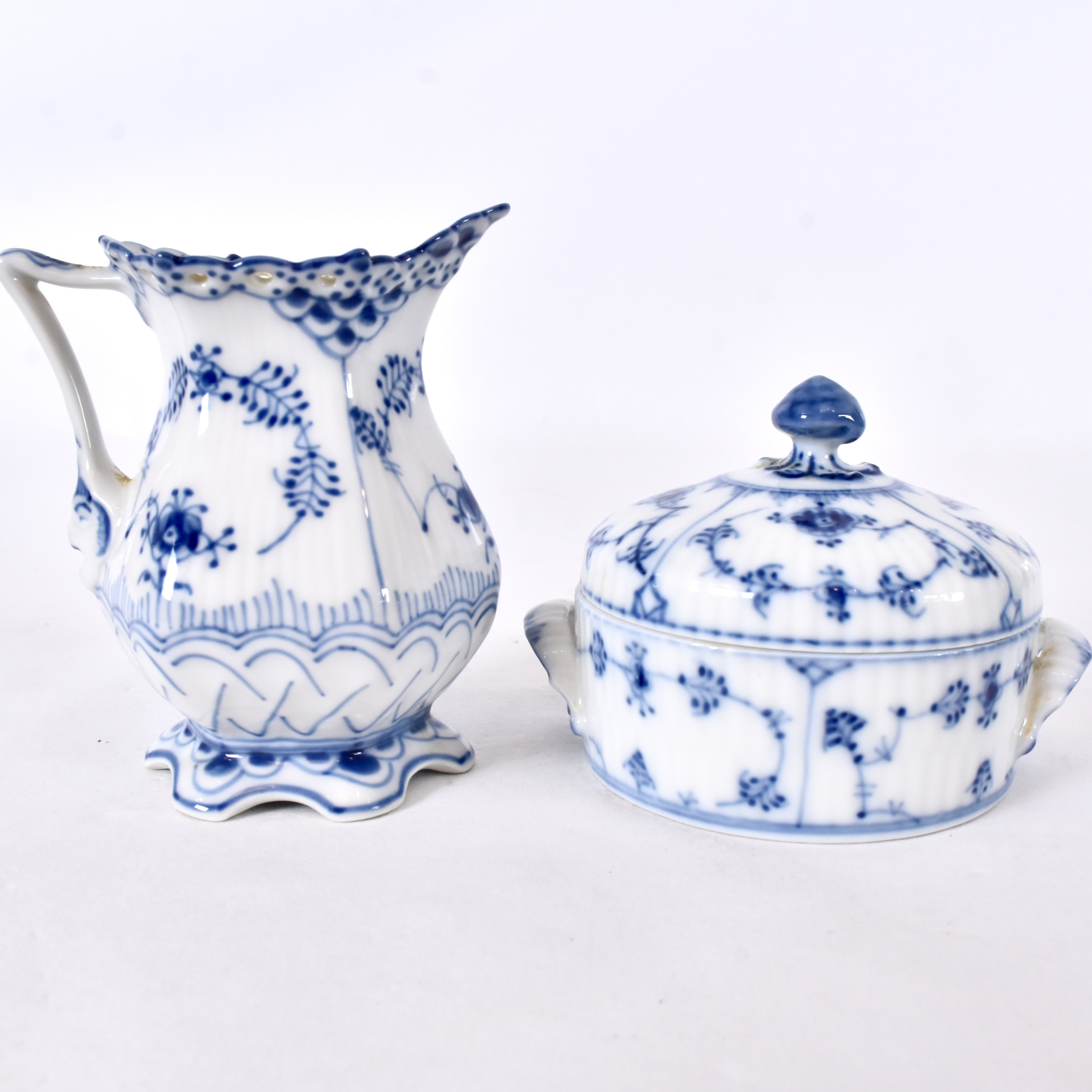 SOCKERSKÅL SAMT GRÄDDKANNA, porslin,"Musselmalet" helblond, Royal Copenhagen, Danmark.