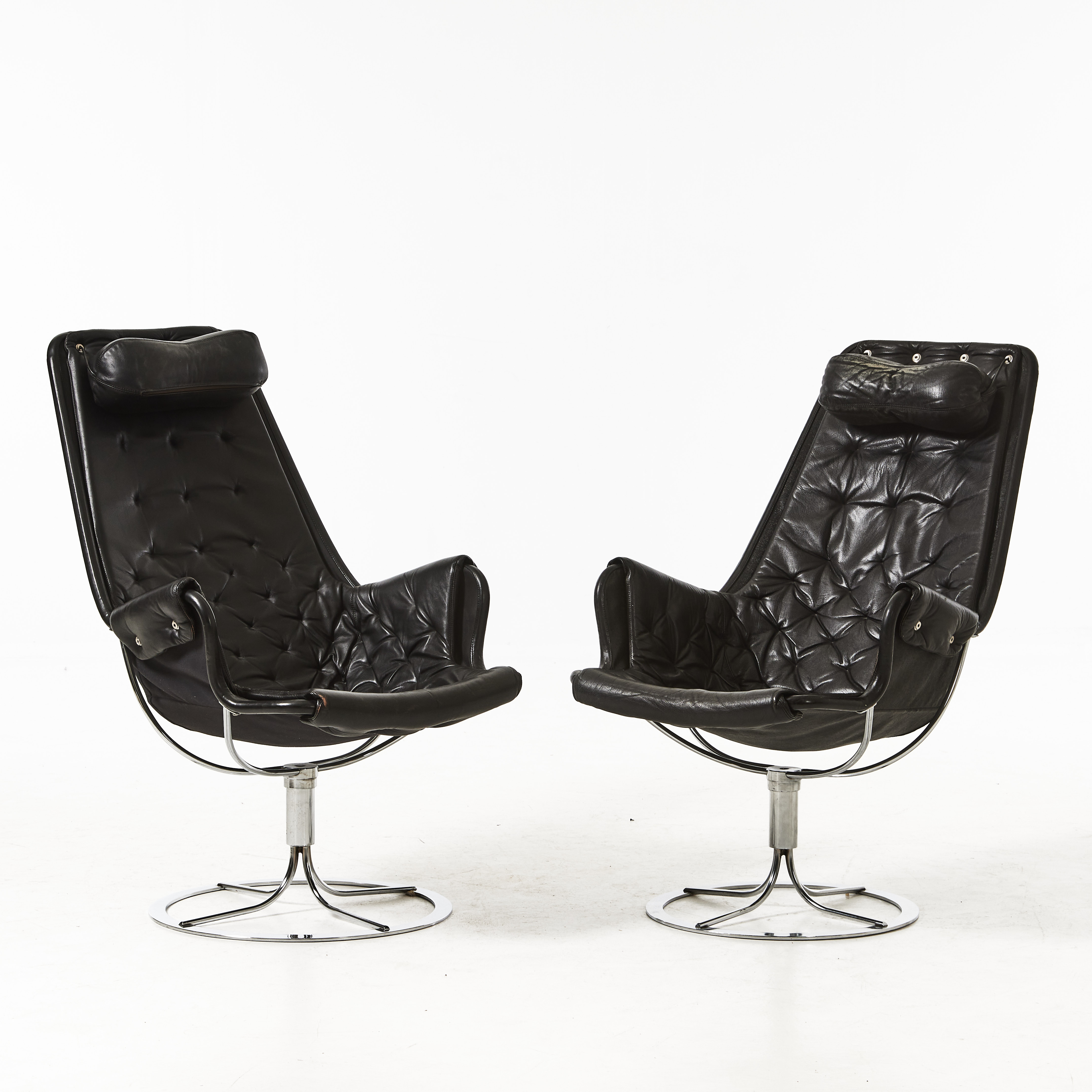 BRUNO MATHSSON. Fåtöljer, 1 par, "Jetson", DUX, klädd i svart läder/svart canvas, kromat underrede, med nackkudde, etikettmärkta.