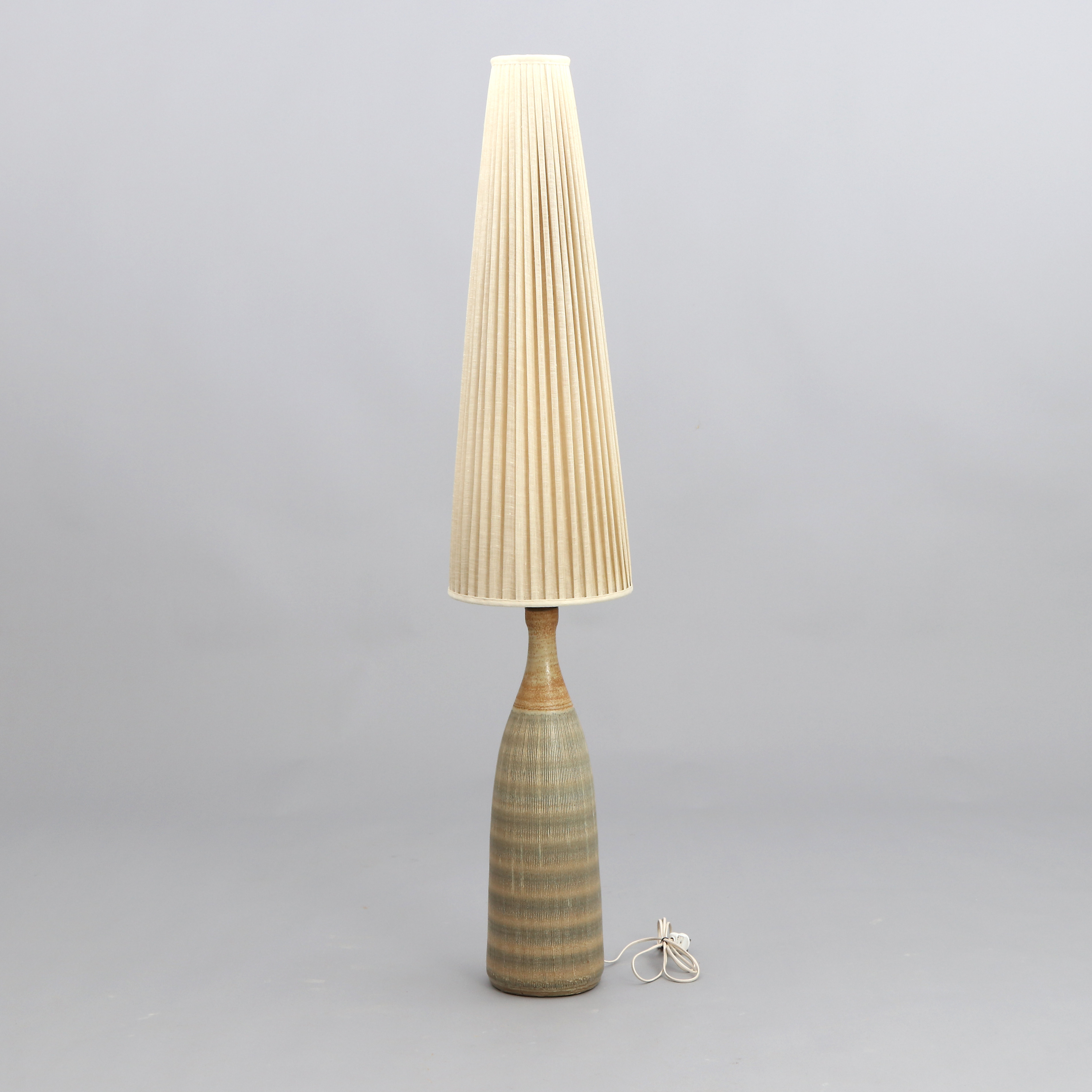 ARTHUR W ANDERSSON. GOLVLAMPA. Glaserat stengods. Wallåkra, 1900-talets andra hälft. Signerad undertill.