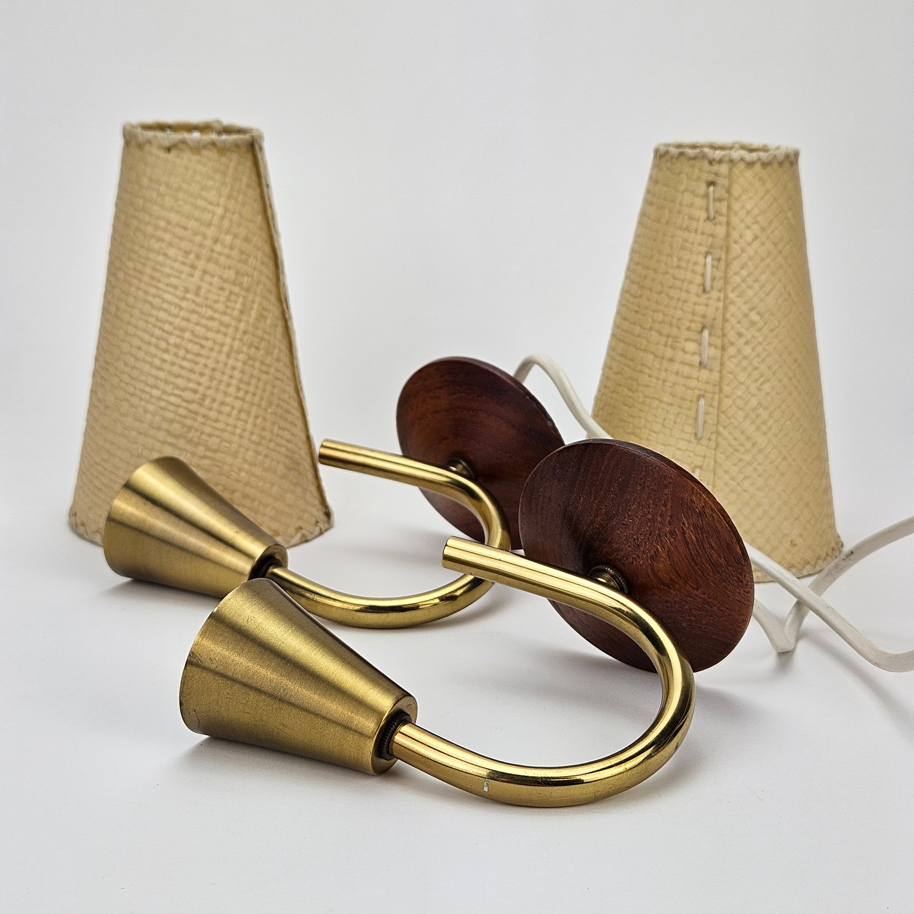 VÄGGLAMPOR, ett par, mässing och teak, 1900-talets andra hälft.