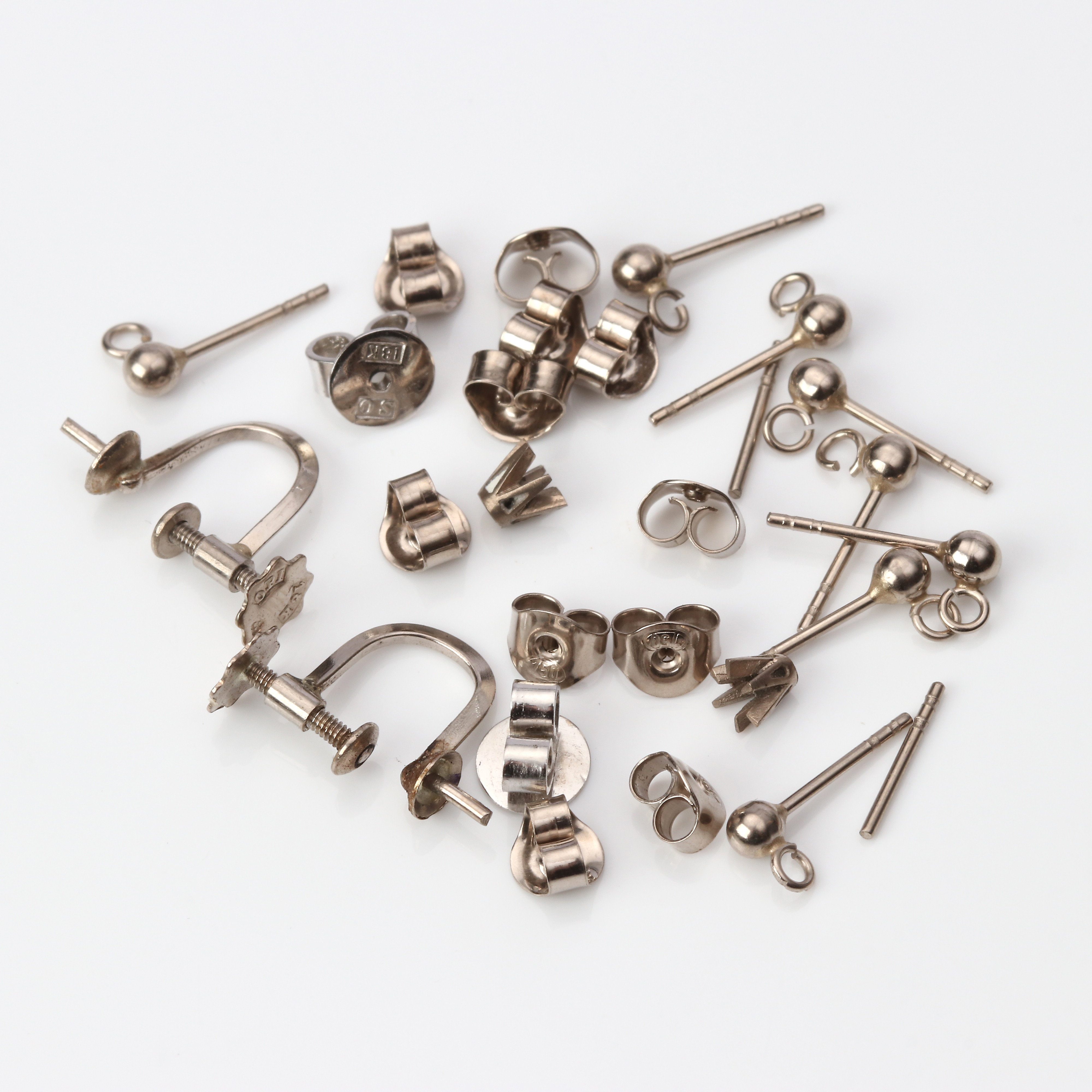 SMYCKEDETALJER. 18k vitguld, vikt 6,2 gram.