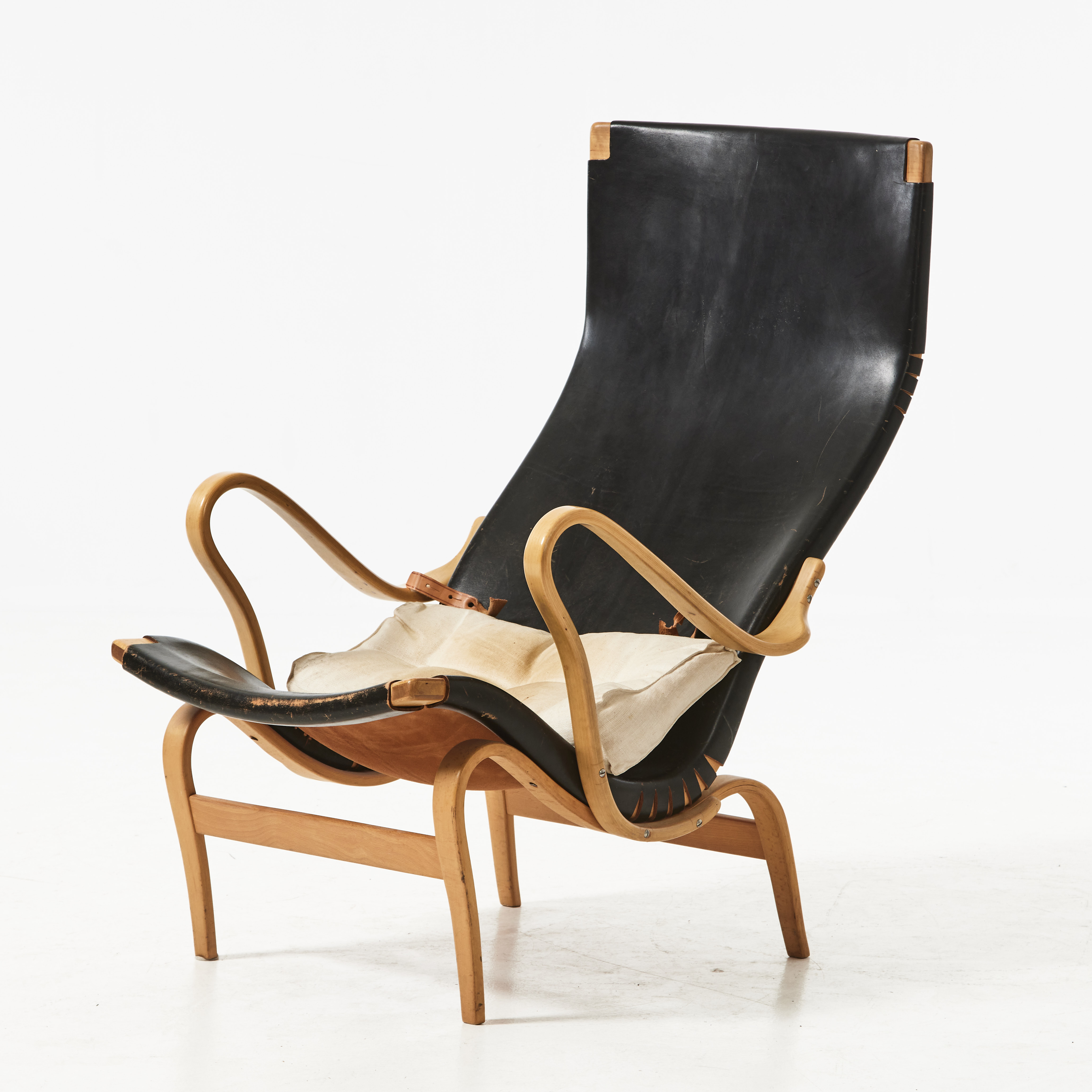 BRUNO MATHSSON. fåtölj, Pernilla, skinnklädsel, 1962.