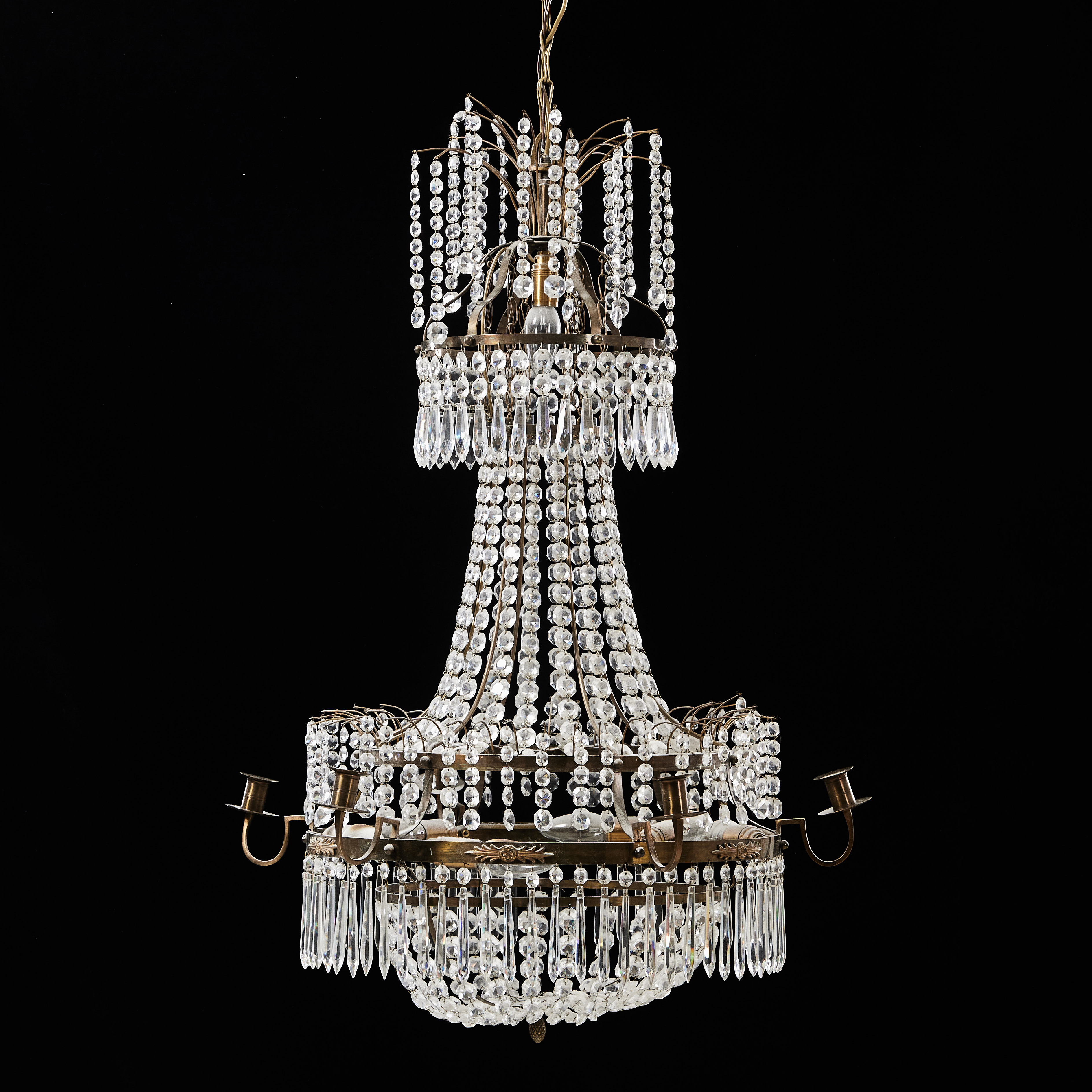 LJUSKRONA, gustaviansk stil, 1900-tal, stomme av mässing, behängd med prismor. Sex ljushållare.