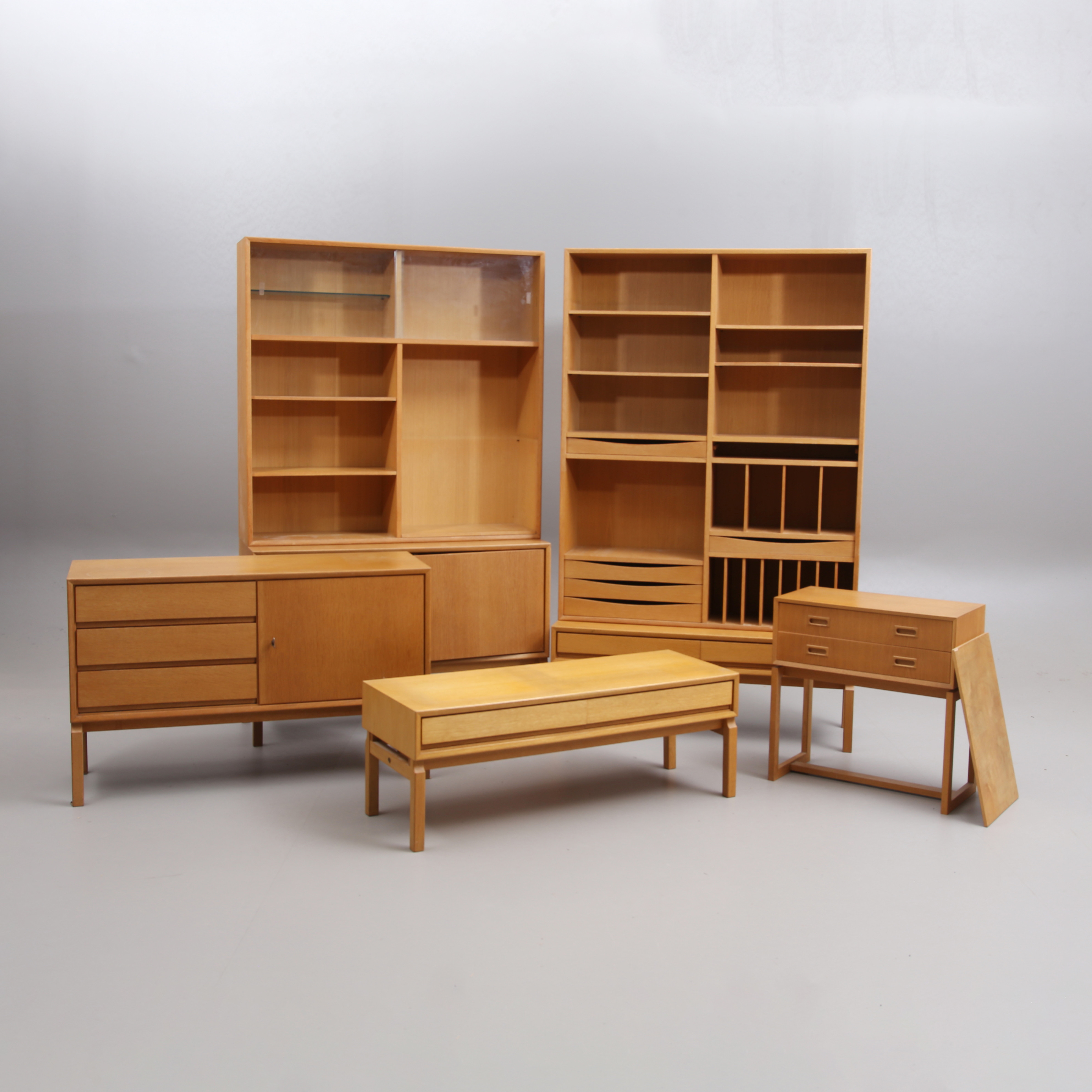 ERIK WÖRTZ. Hyllsystem, ek, 5 sektioner, IKEA, 1900-talets andra hälft.