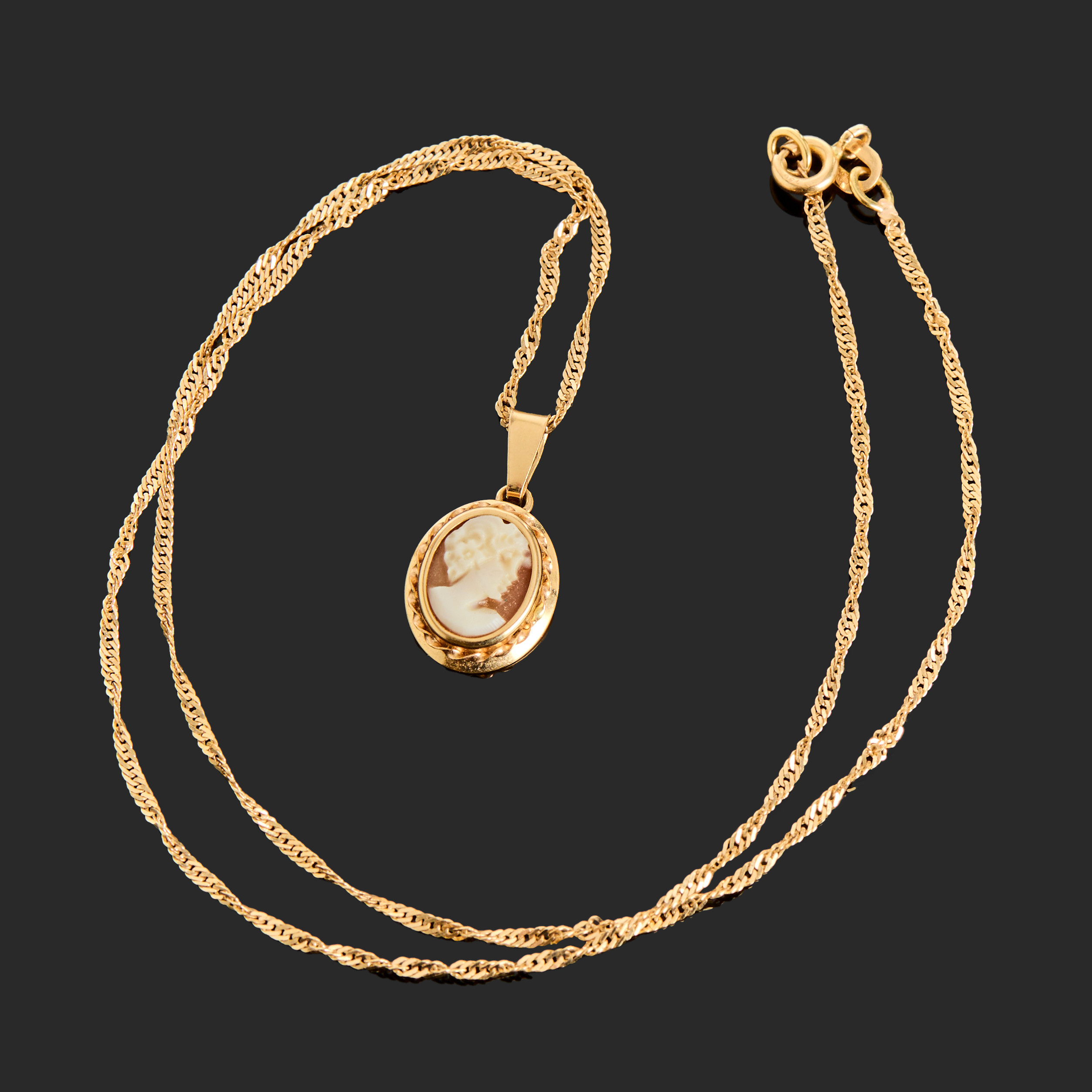 HALSBAND MED CAMÉHÄNGE, 18k guld, skuren kvinnodekor, Singapore- länk.