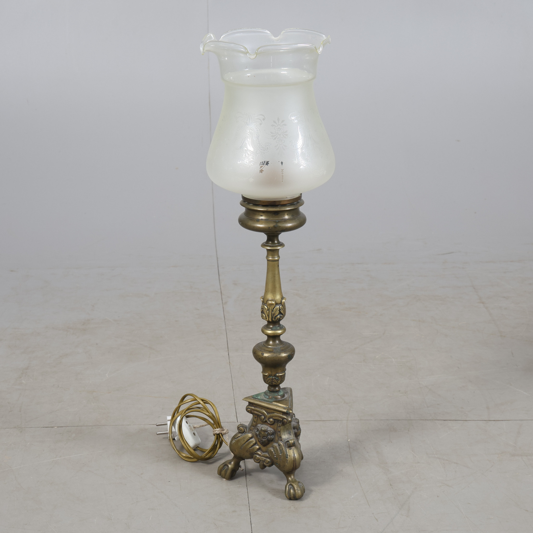 BORDSLAMPA, mässing, dekorerat glas, 1900-talet.