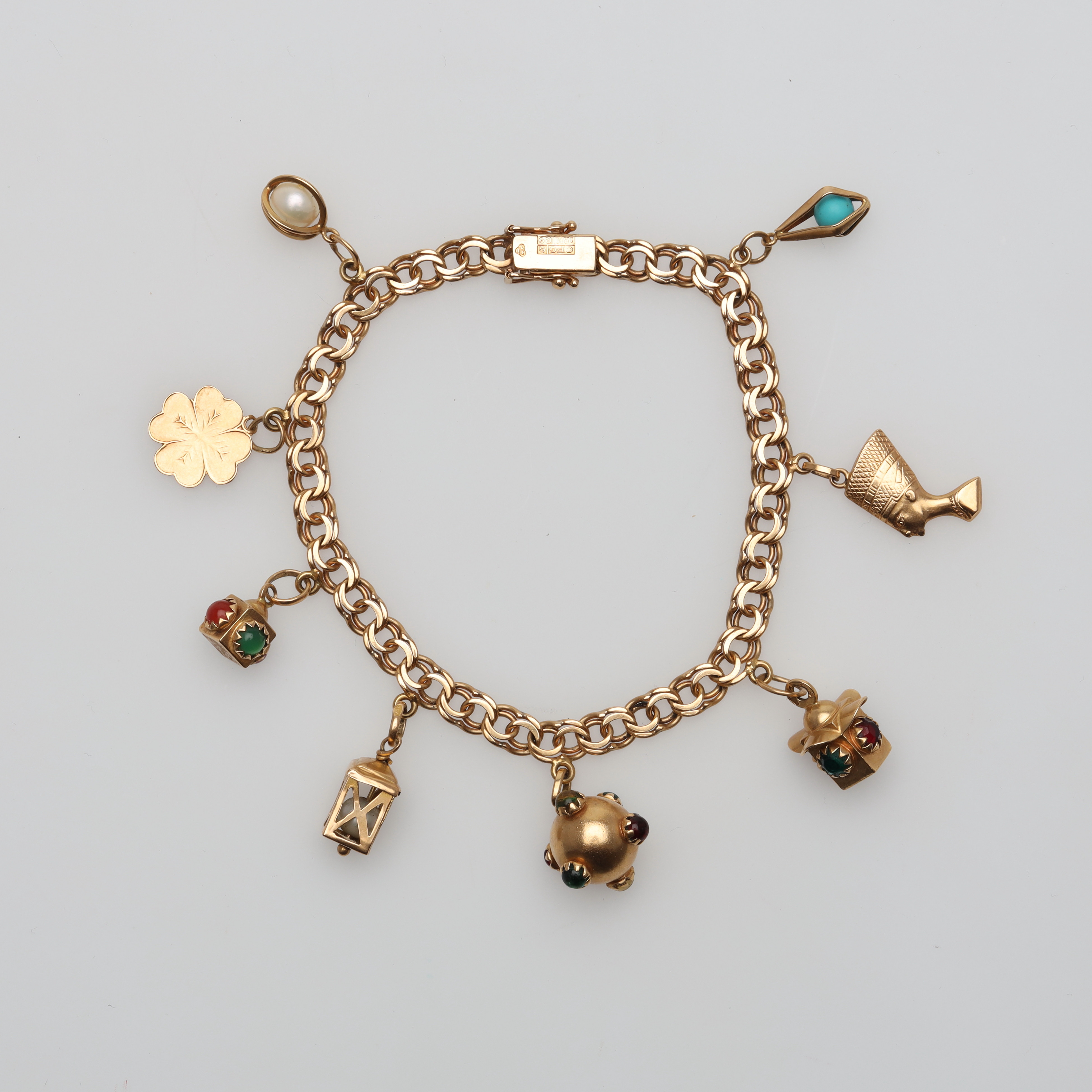 ARMBAND Bismarck med berlocker 18K bruttovikt ca 20,0 gram.