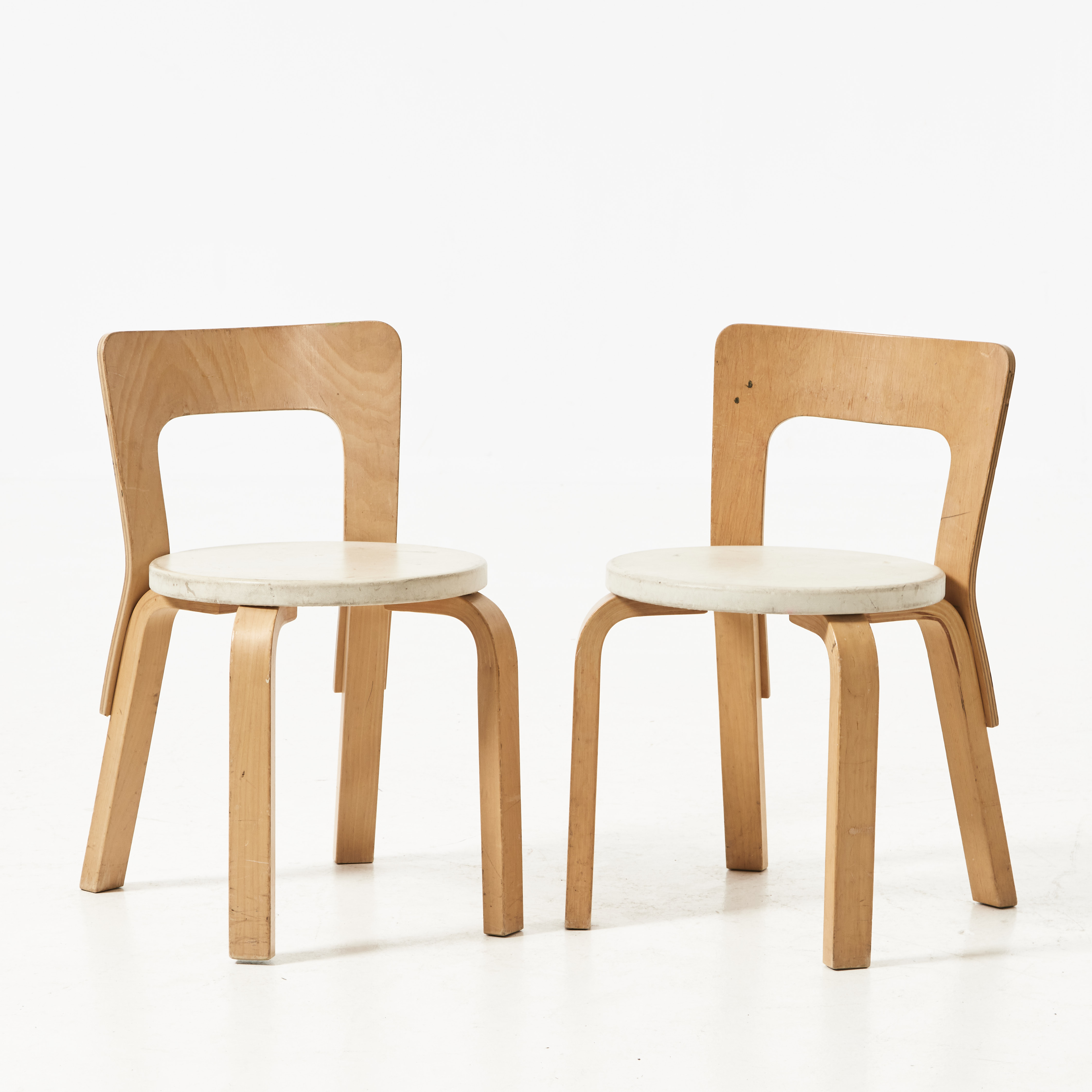 BARNSTOLAR, 1 par, björk, klädd i vit konstskinn.