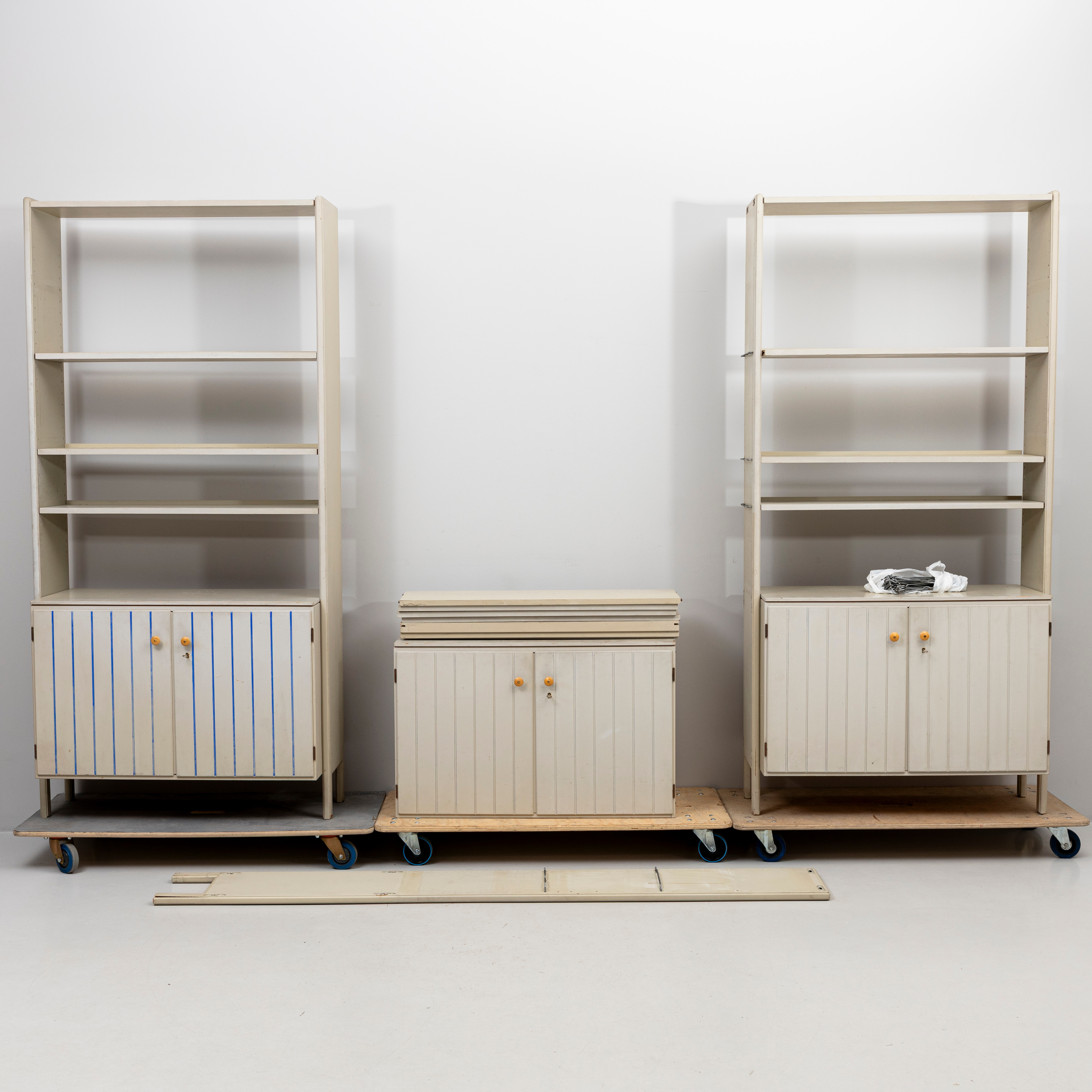 HYLLSYSTEM. 23 delar, "Triva", Nordiska kompaniet, NK, 1900-talets mitt.