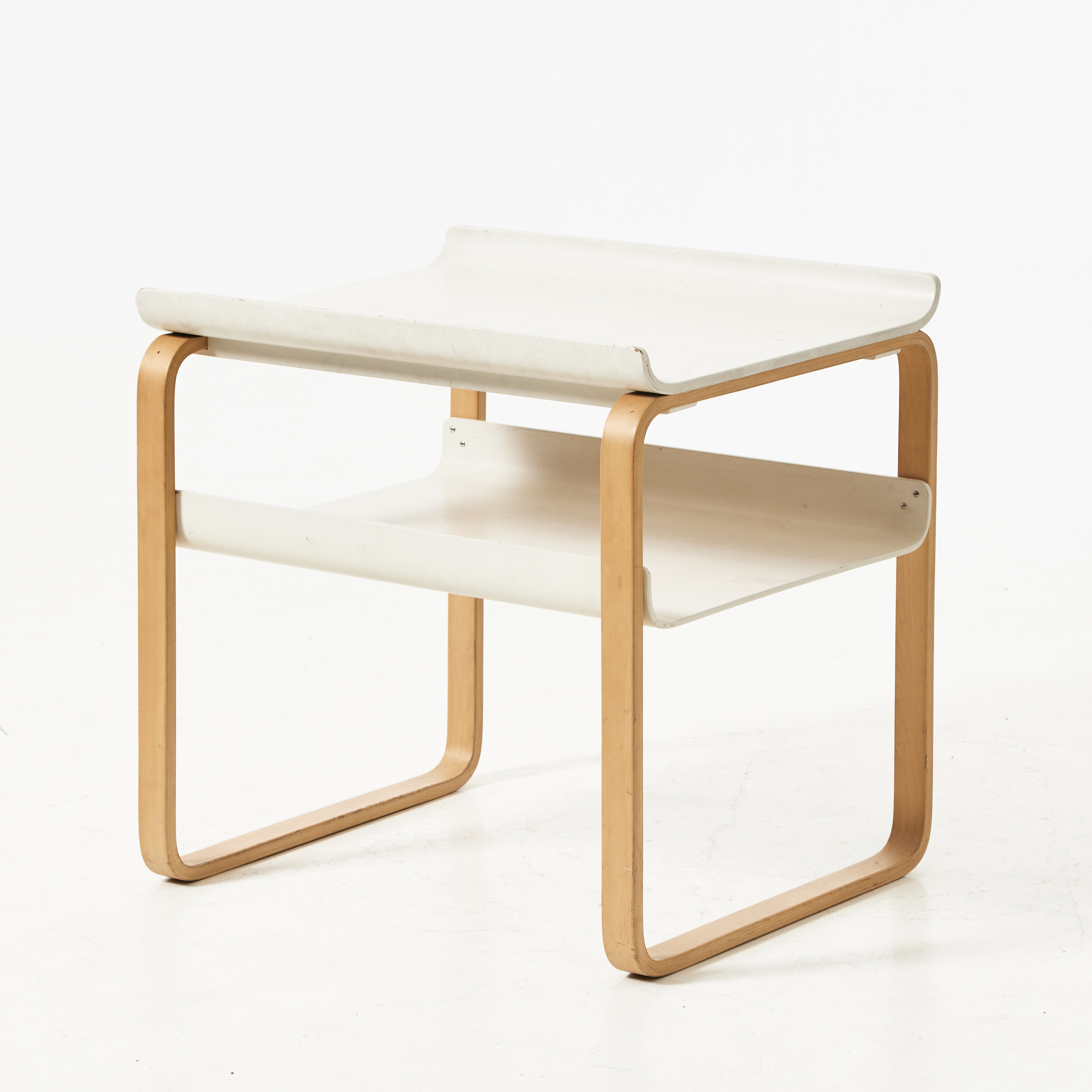 ALVAR AALTO. SIDOBORD, modell 75/915. Artek, Finland, böjträ i björk med vitlackerade skivor.