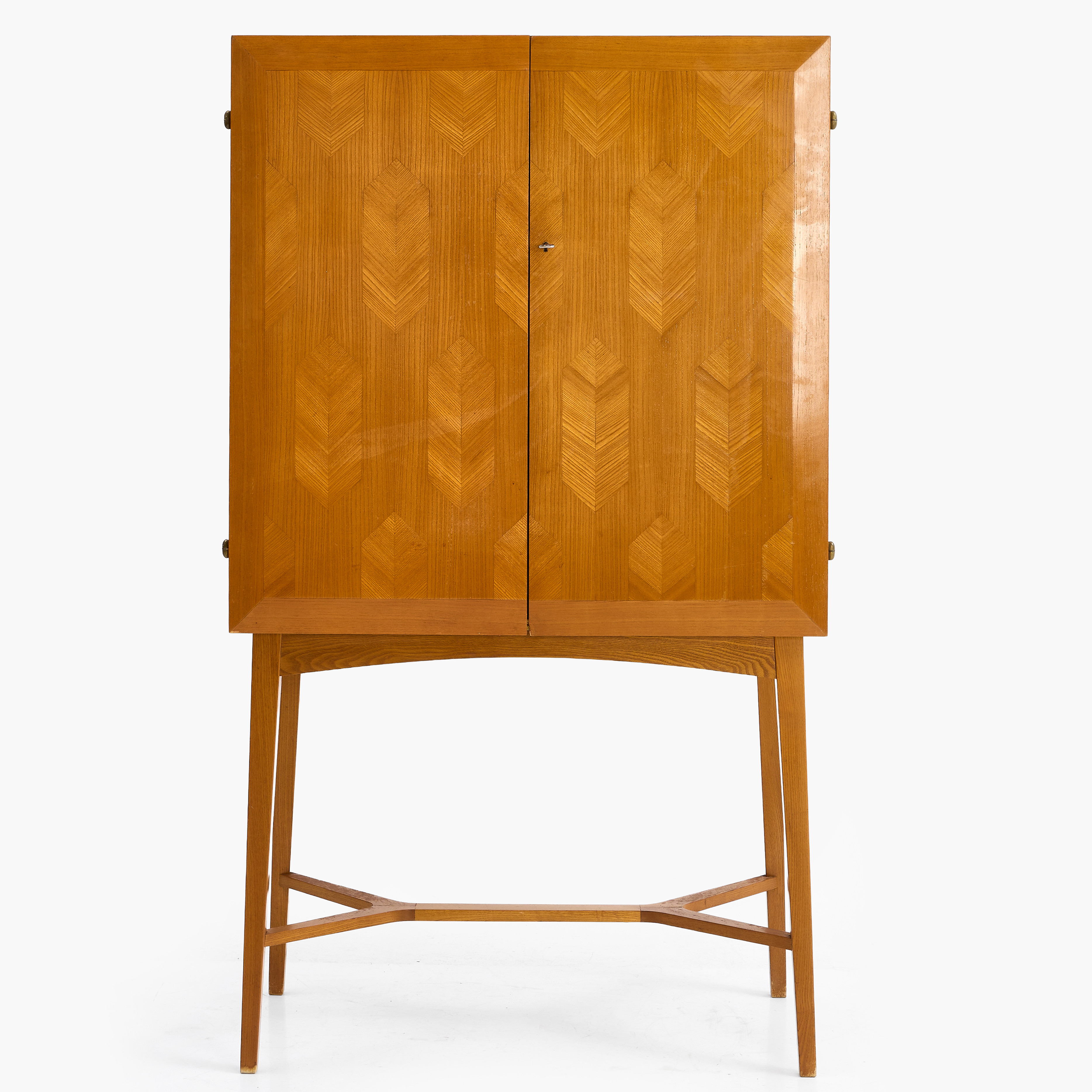 SKÅP, modell 663, Möbelbolaget Tranås, 1940-tal, etikettmärkt, fanerad i alm.