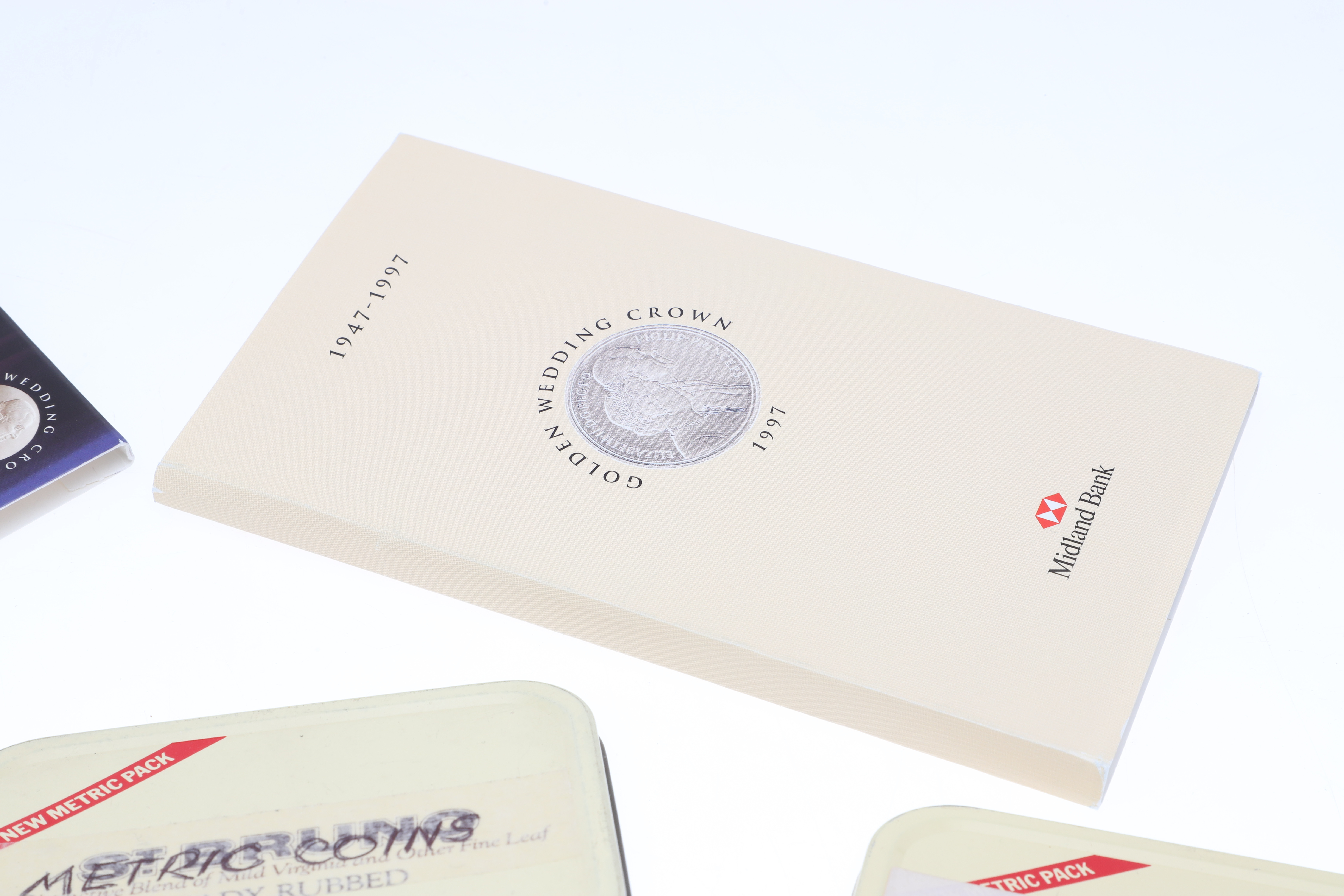 A LARGE COLLECTION OF SILVER JUBILEE CROWNS, 1977 AND OTHER COINS.