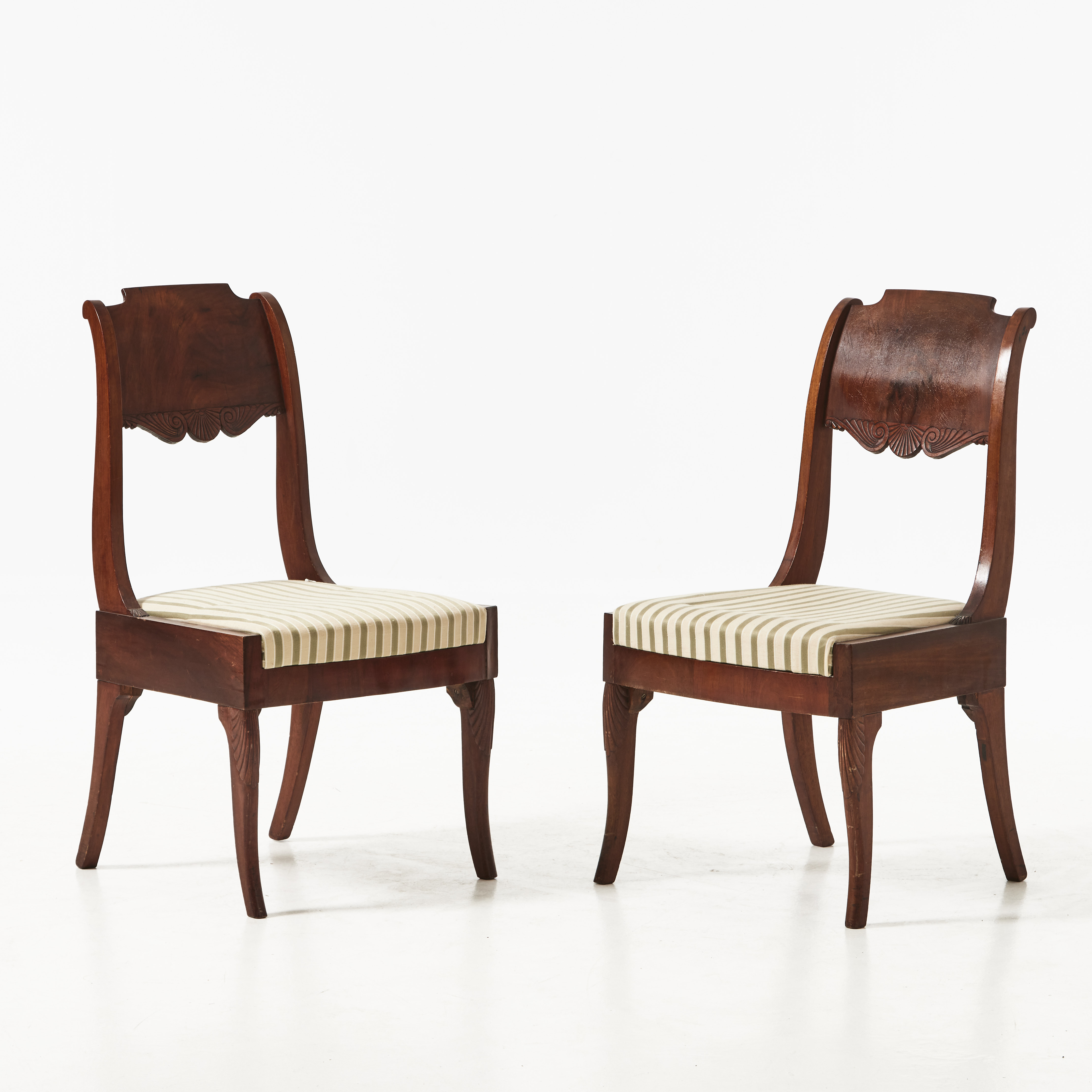 STOLAR, 1 par, 1800-tal, Empire, Ryssland/Baltikum, fanerad i mahogny, skuren dekor.