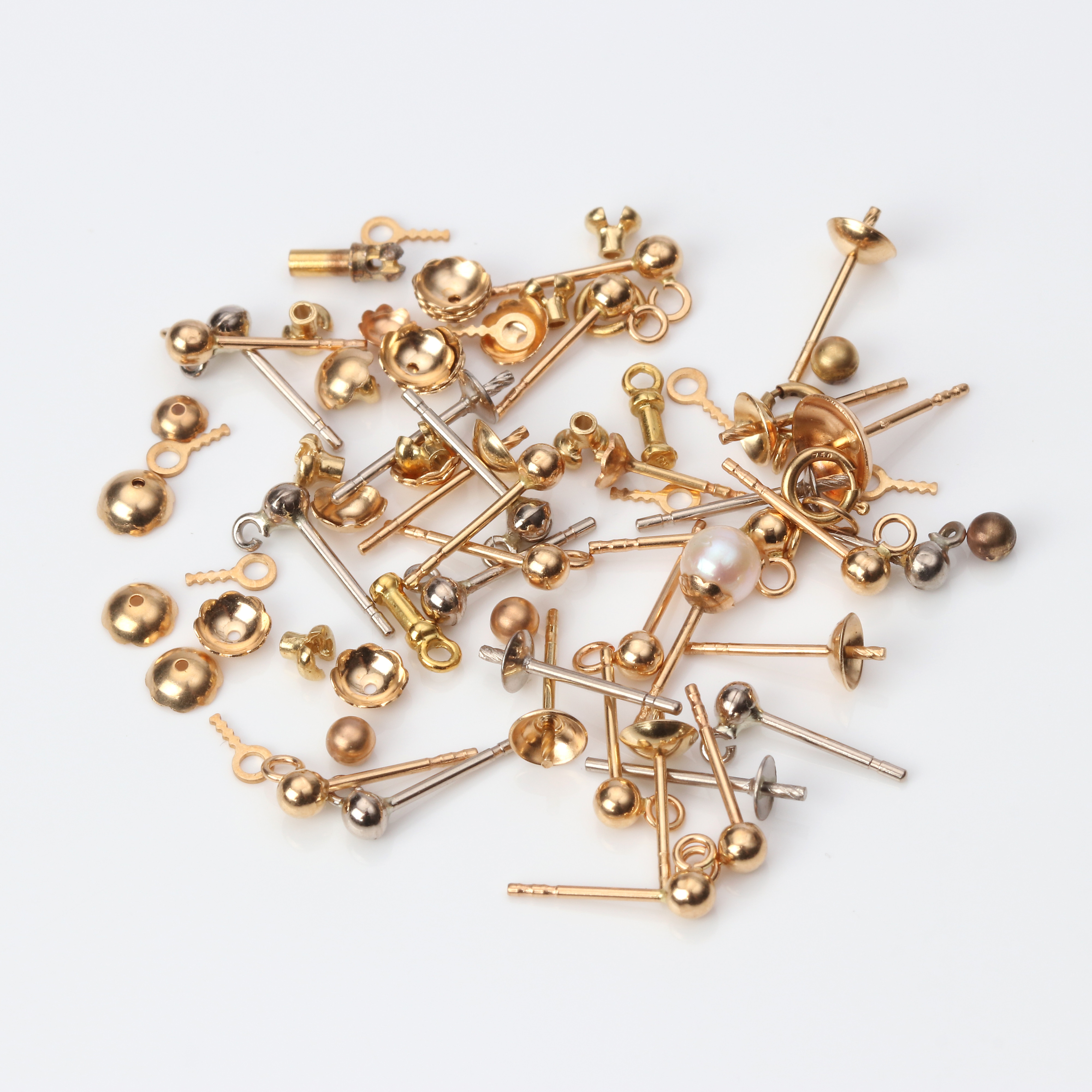 SMYCKEDETALJER. 18k röd- och vitguld med en odlad pärla, totalvikt ca 10,1 gram.