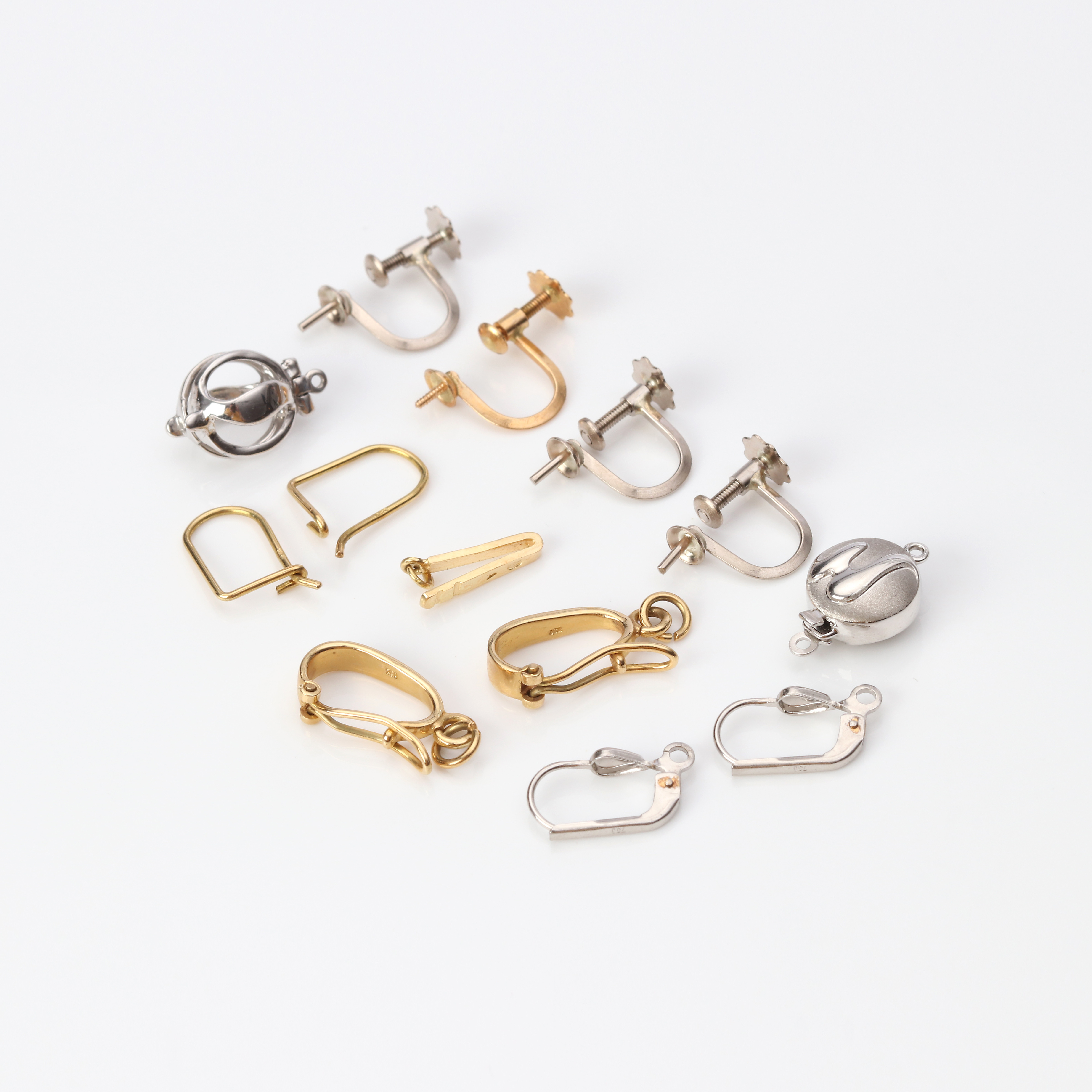 SMYCKEDETALJER. 18k röd- och vitguld, vikt ca 10,6 gram.