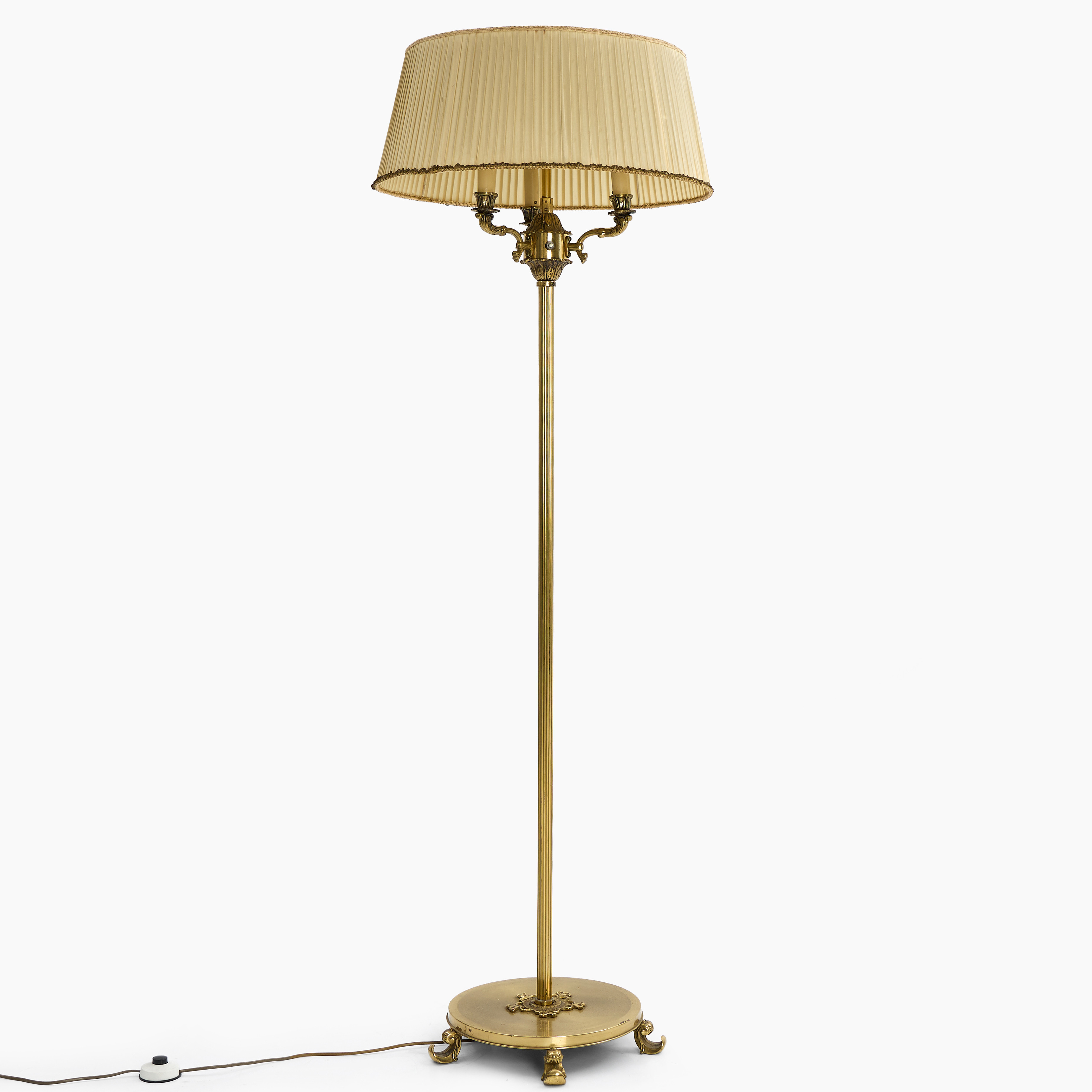 GOLVLAMPA, 1940-tal, mässing, 4 ljuspunkter, uplight, plisserad textilskärm.