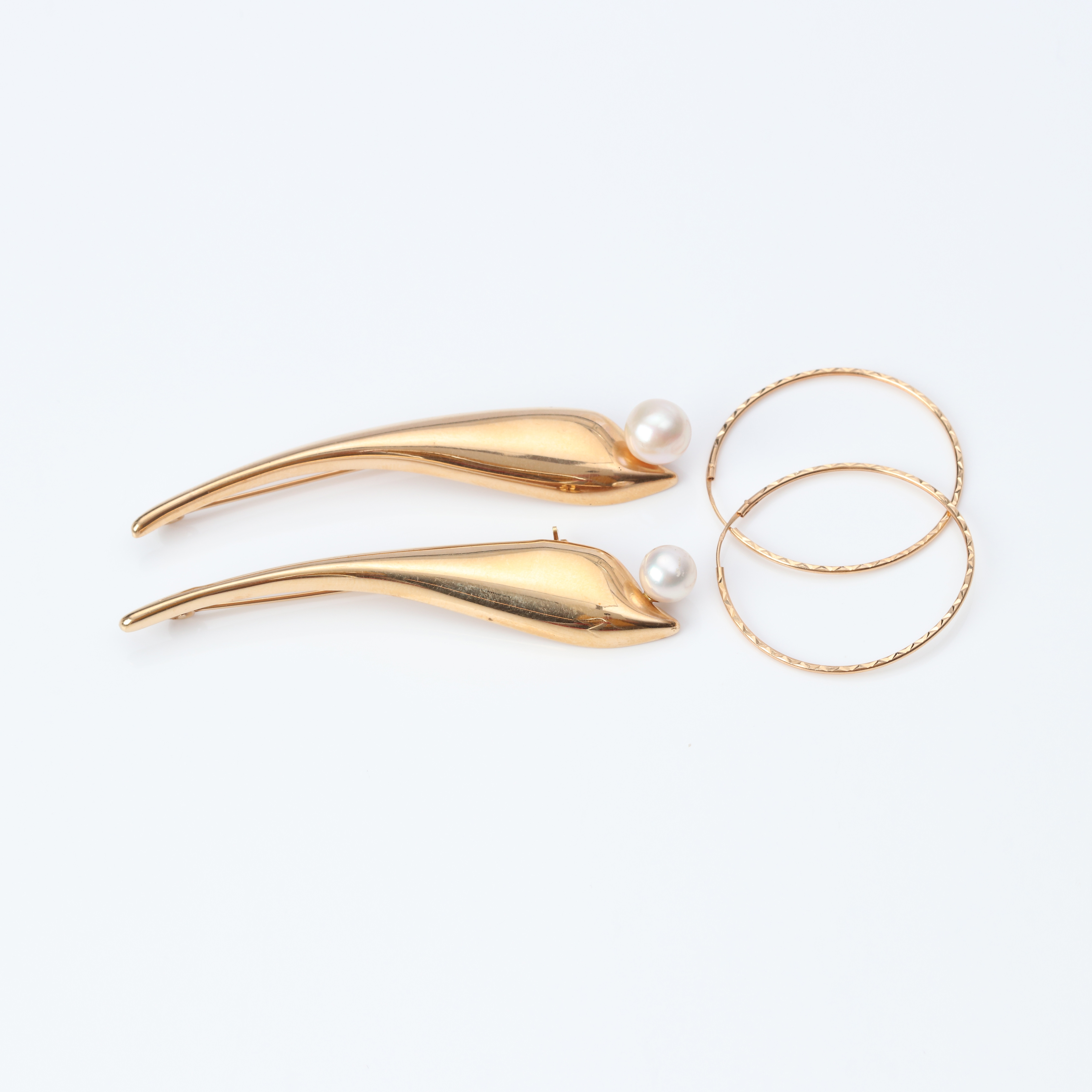 BROSCHER OCH ÖRHÄNGEN, 2+2 ST. 18k guld med odlade pärlor, totalvikt ca 7,7 gram.