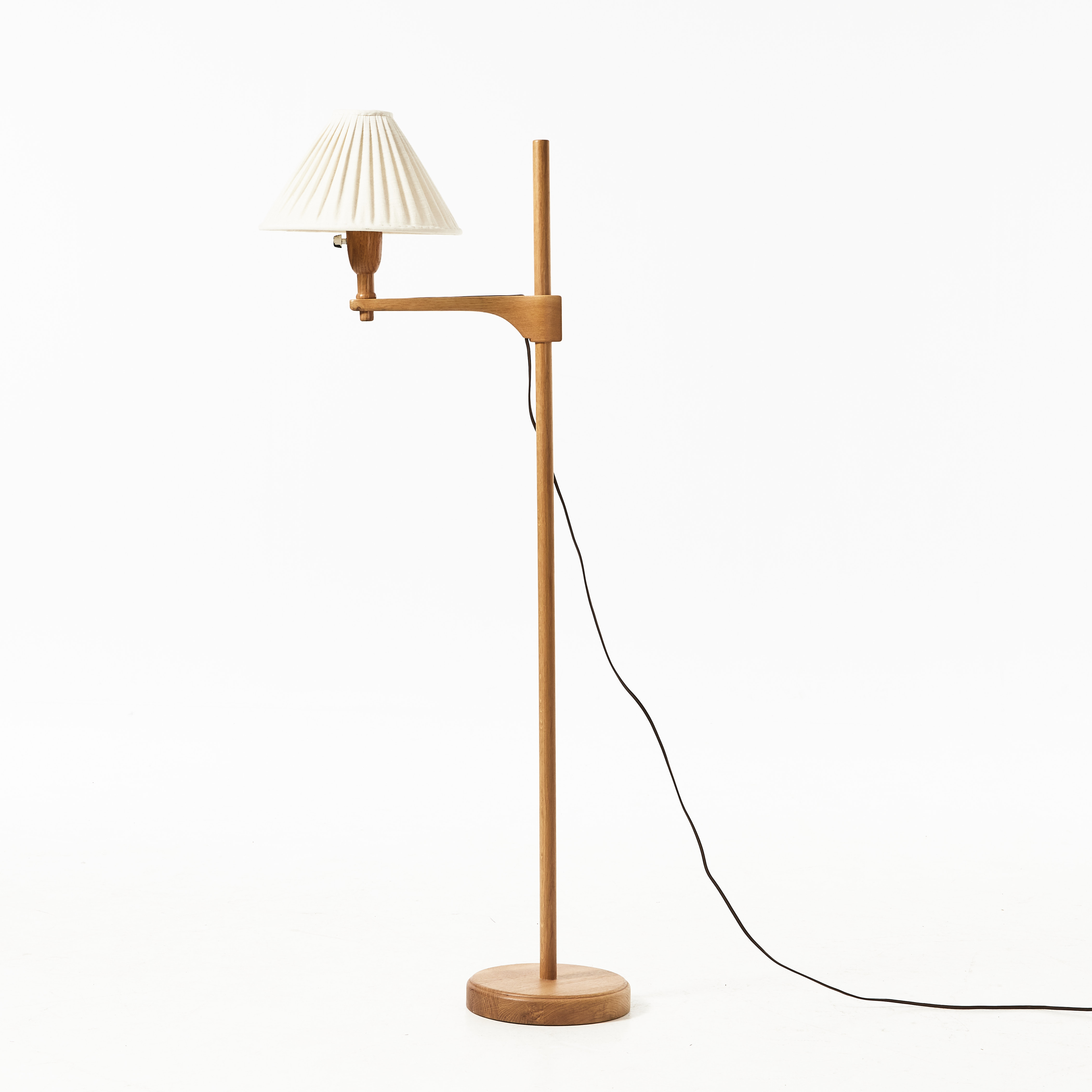 CARL MALMSTEN. Golvlampa, "Staken", ek, brännmärkt CM undertill.